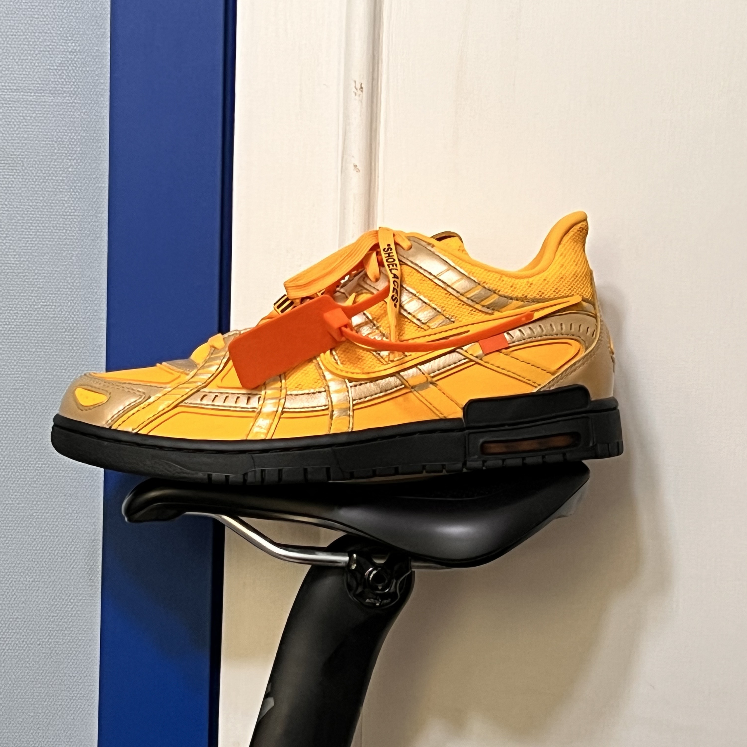 Nike x Off-White Air Rubber Dunk University Gold 착용 스타일