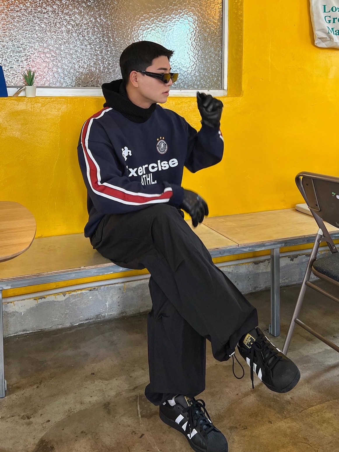 Adidas Superstar Core Black White 착용 스타일 - 1