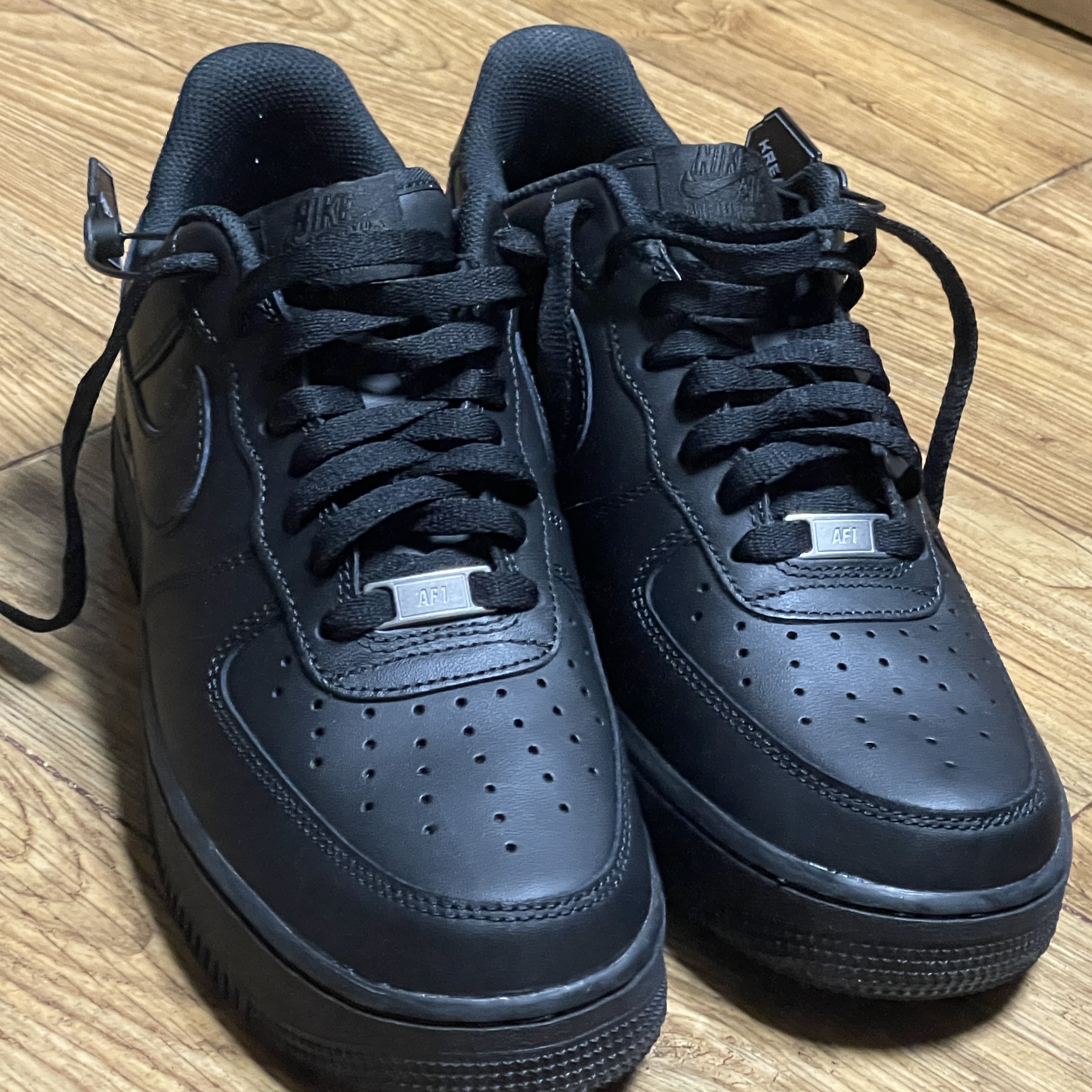 Nike Air Force 1 '07 Low Triple Black 착용 스타일