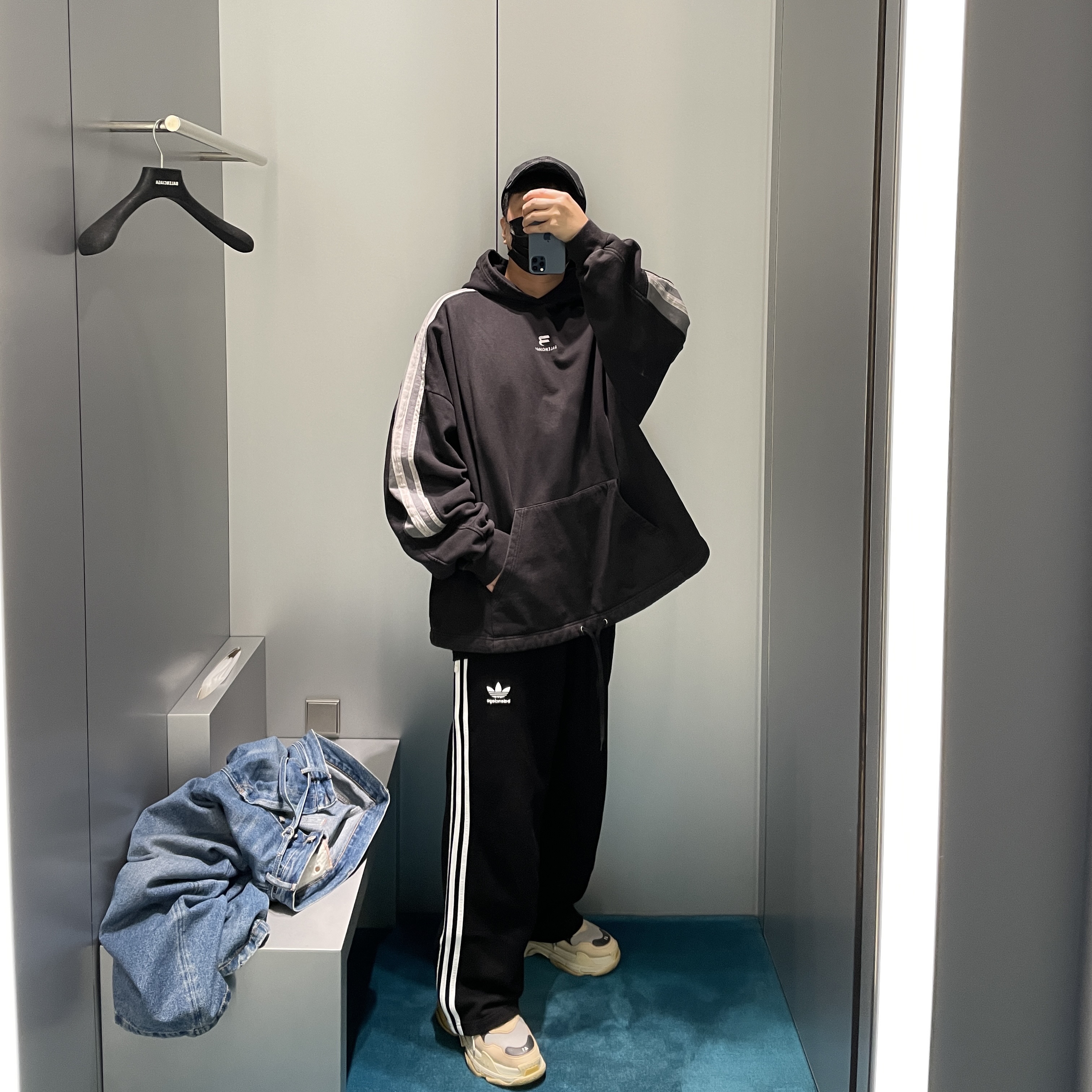 Balenciaga x Adidas Cropped Sweatpants Black, Balenciaga Sporty B Hoodie Black 착용 스타일