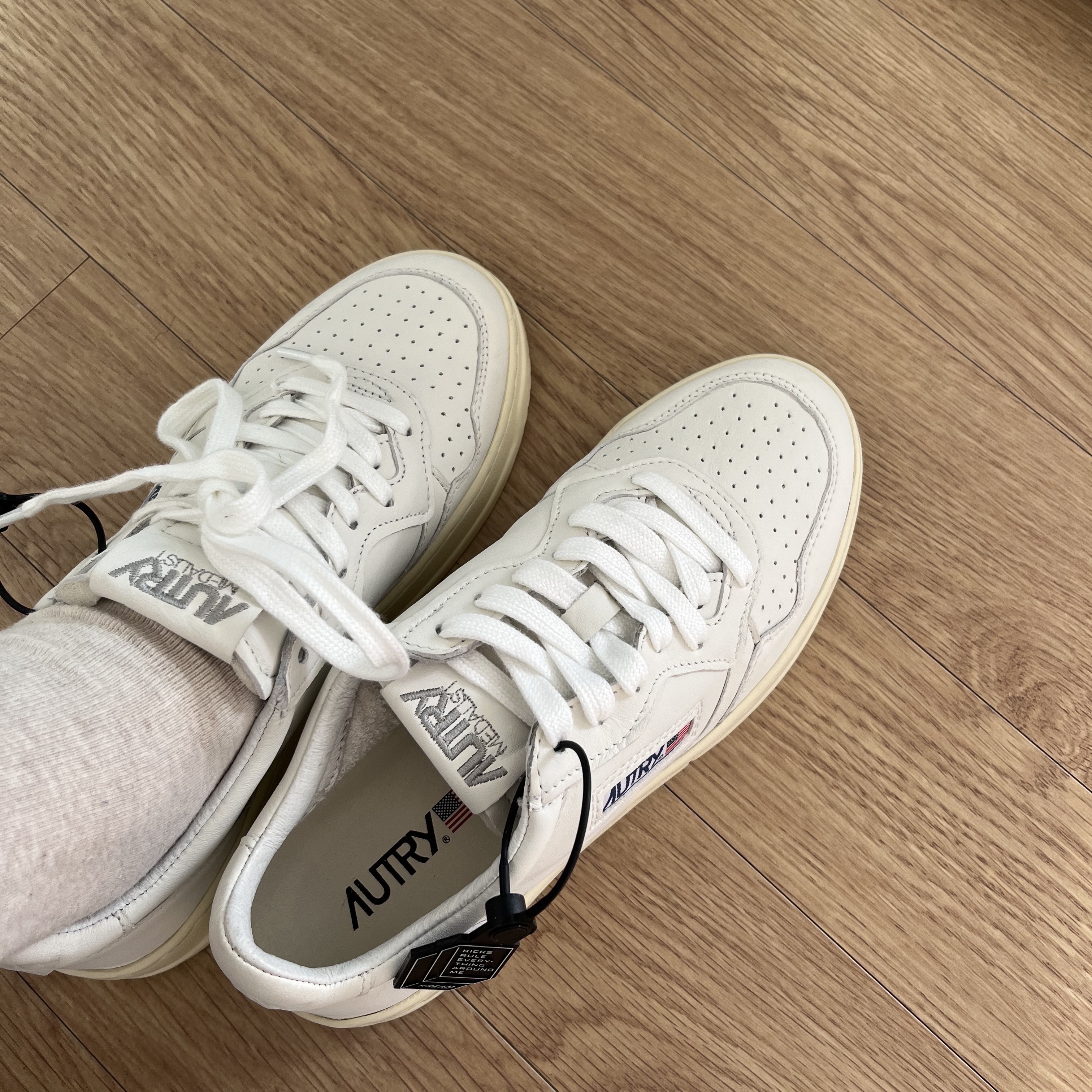 (W) Autry Medalist Low Goatskin Sneakers White 착용 스타일 - 1
