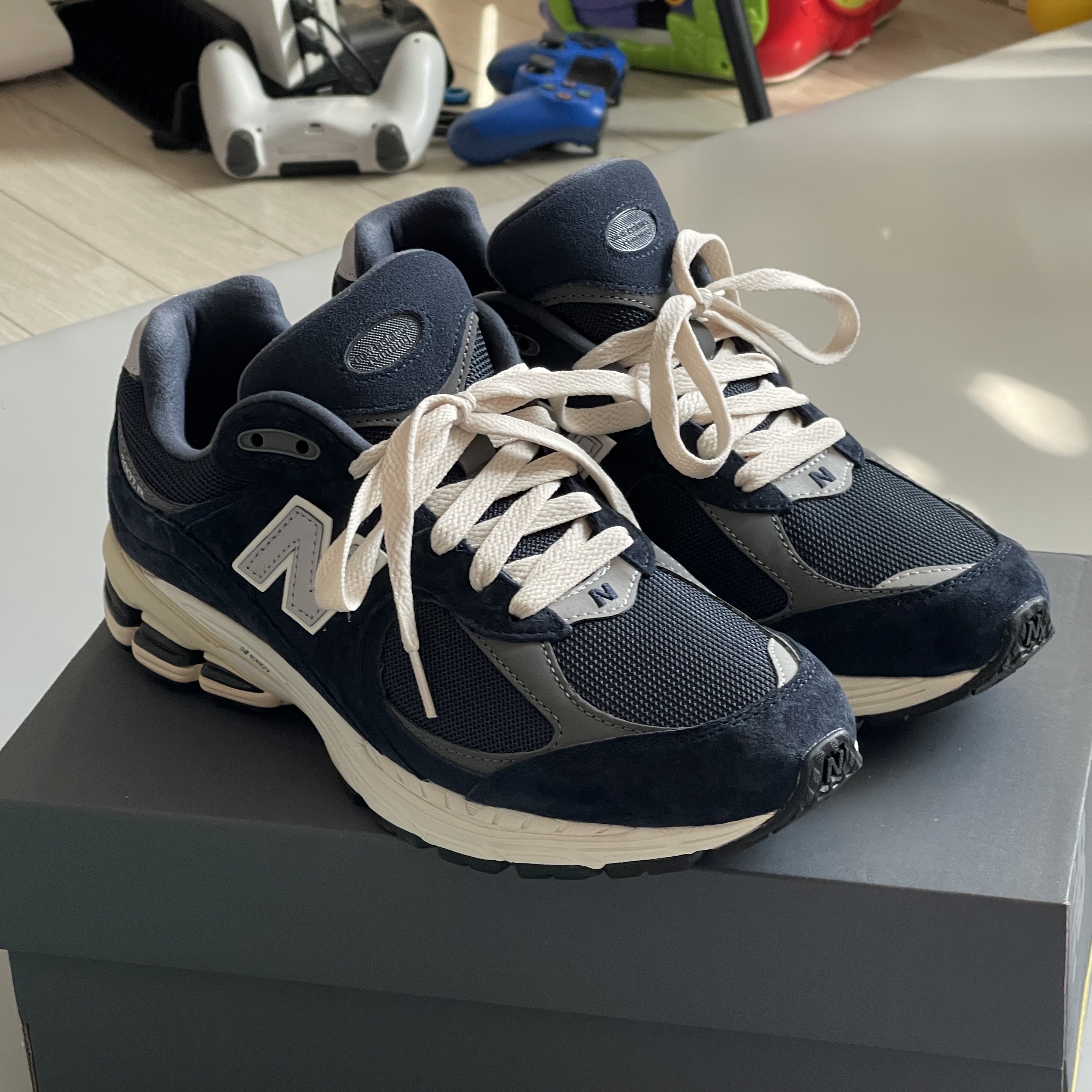 New Balance 2002R Eclipse Castlerock 착용 스타일 - 1