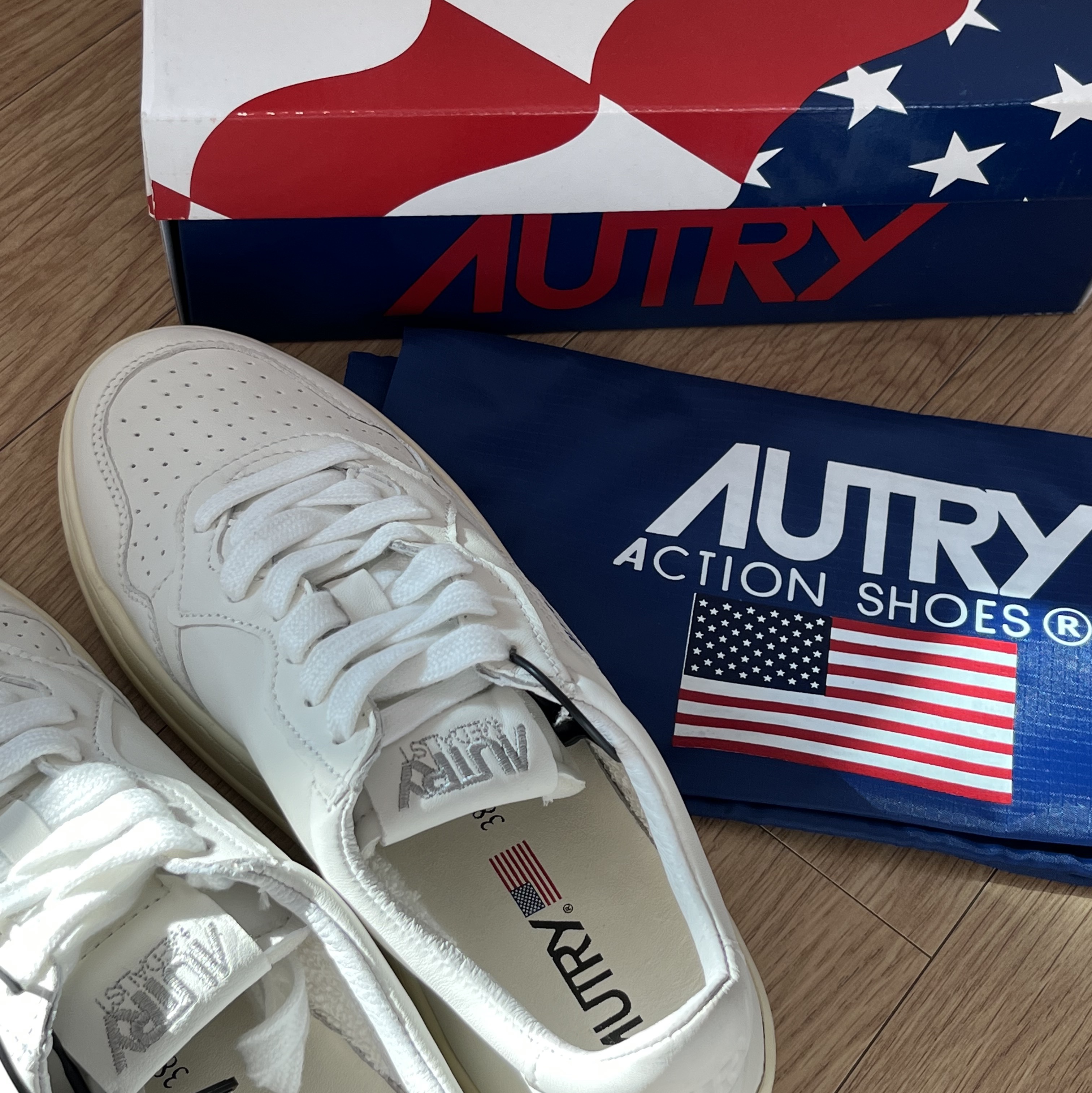 (W) Autry Medalist Low Goatskin Sneakers White 착용 스타일 - 2