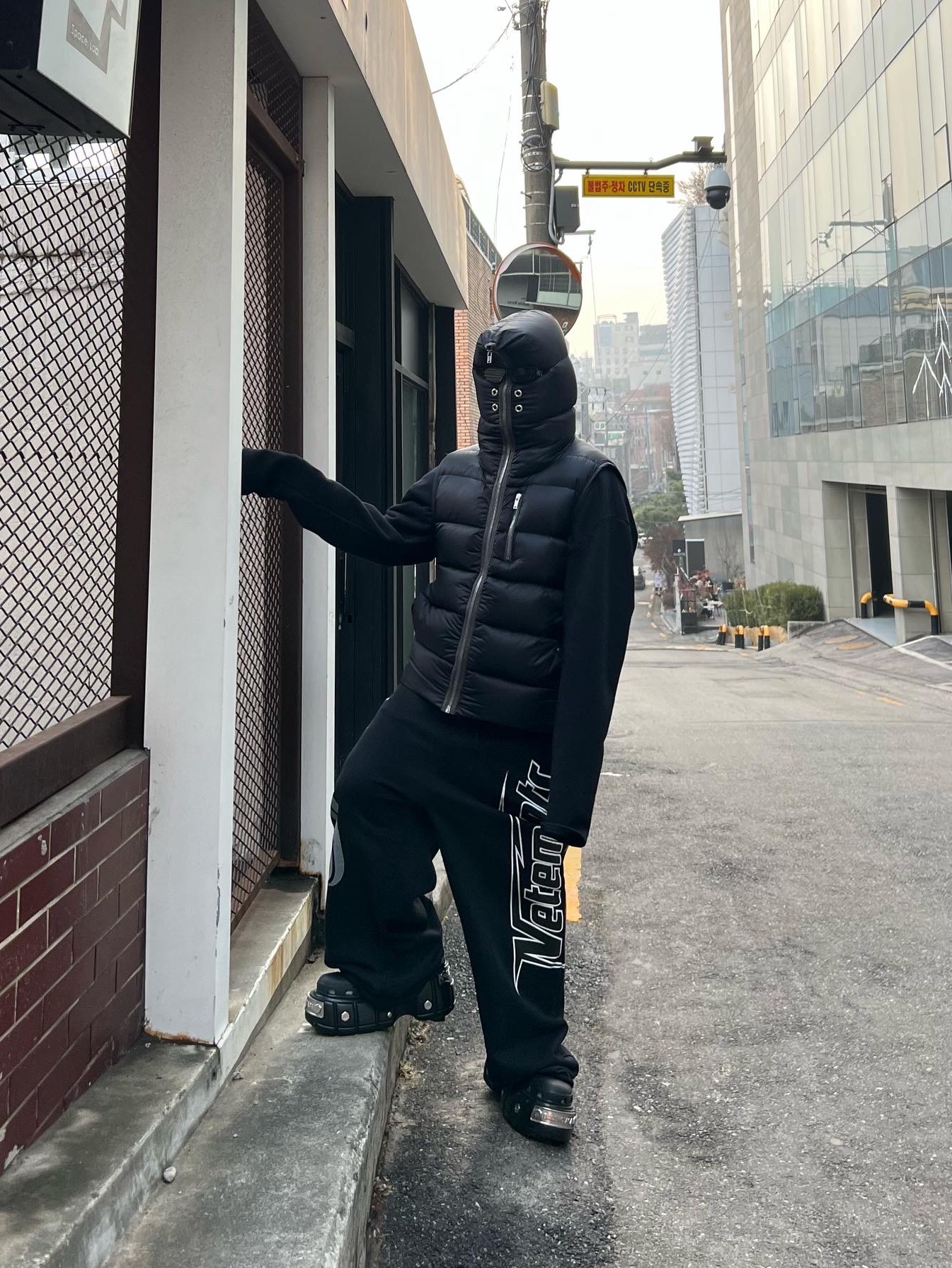 Balenciaga x Crocs Hardcrocs Slide Black 착용 스타일 - 1