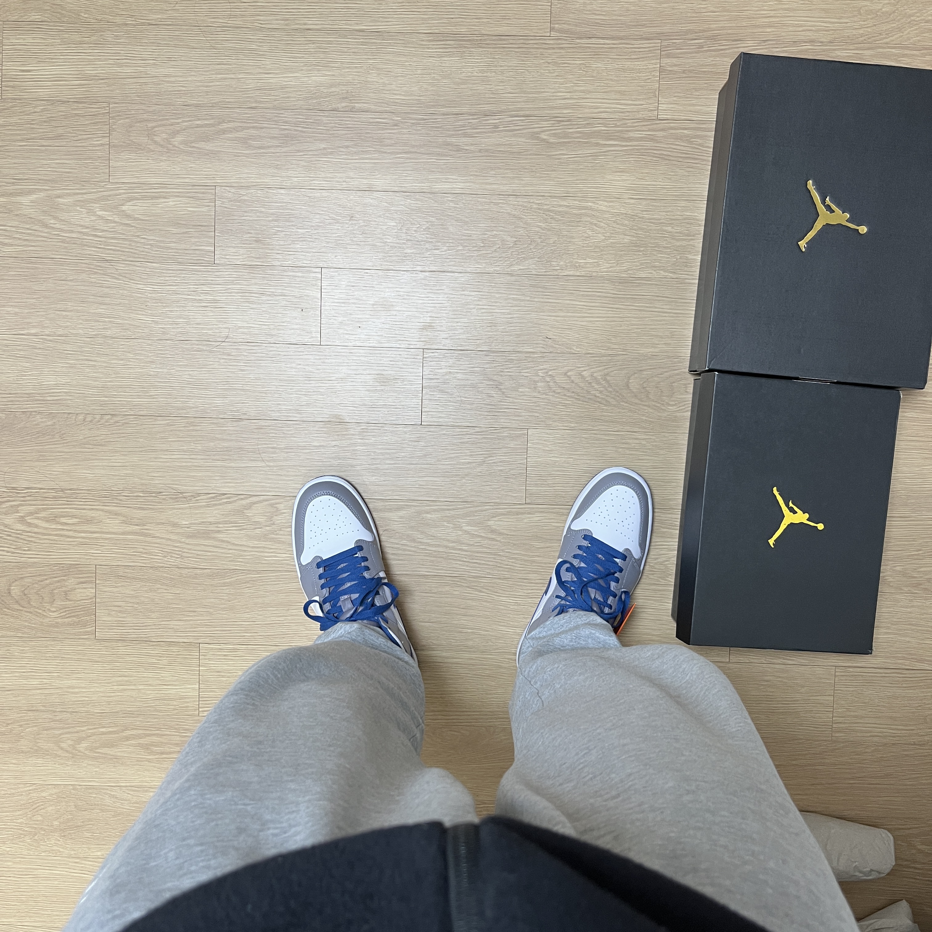 Jordan 1 Mid Cement Grey True Blue 착용 스타일 - 4