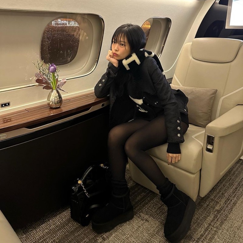 (W) UGG Classic Mini Platform Boots Black 착용 스타일 - 1