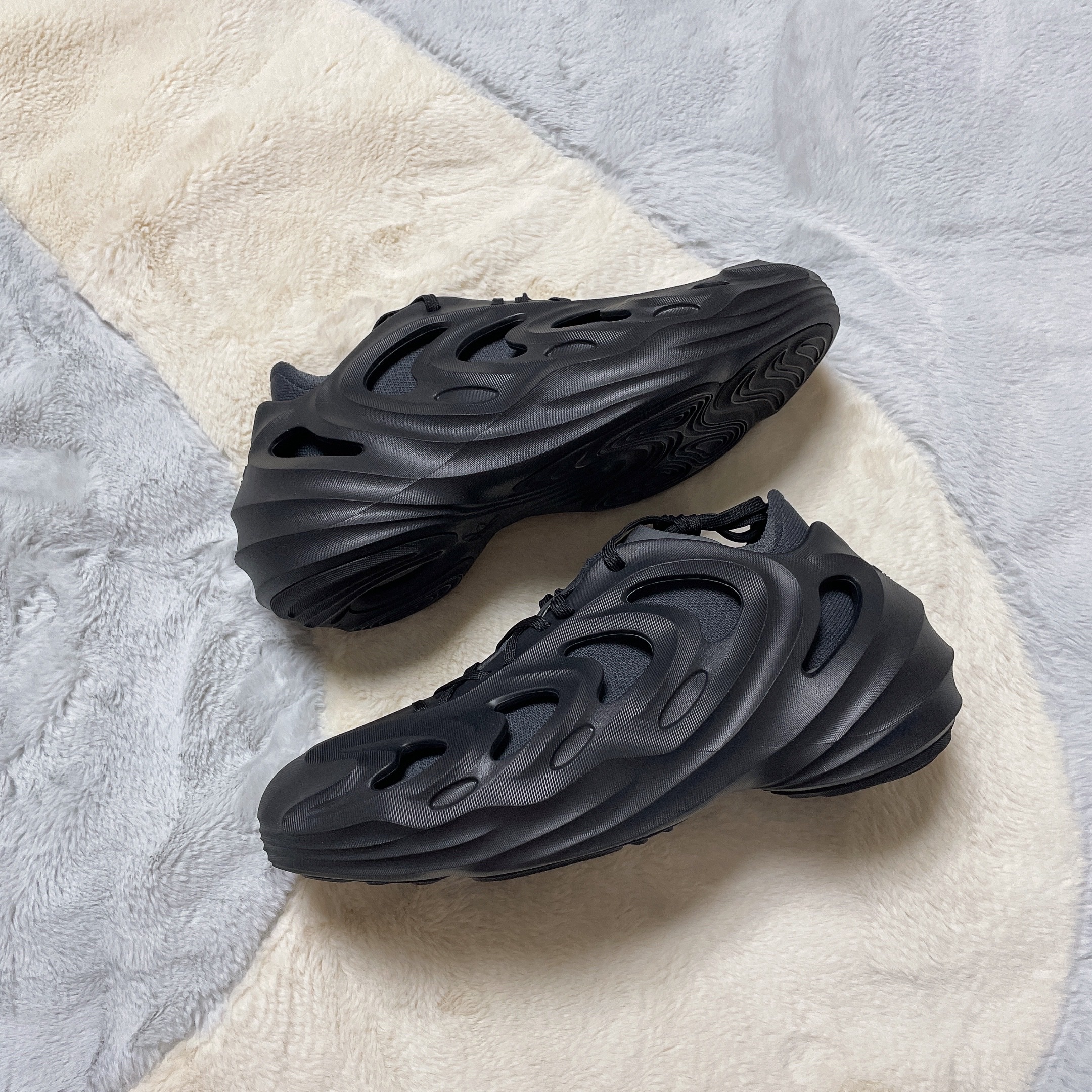 Adidas Adifom Q Core Black Carbon 착용 스타일 - 2
