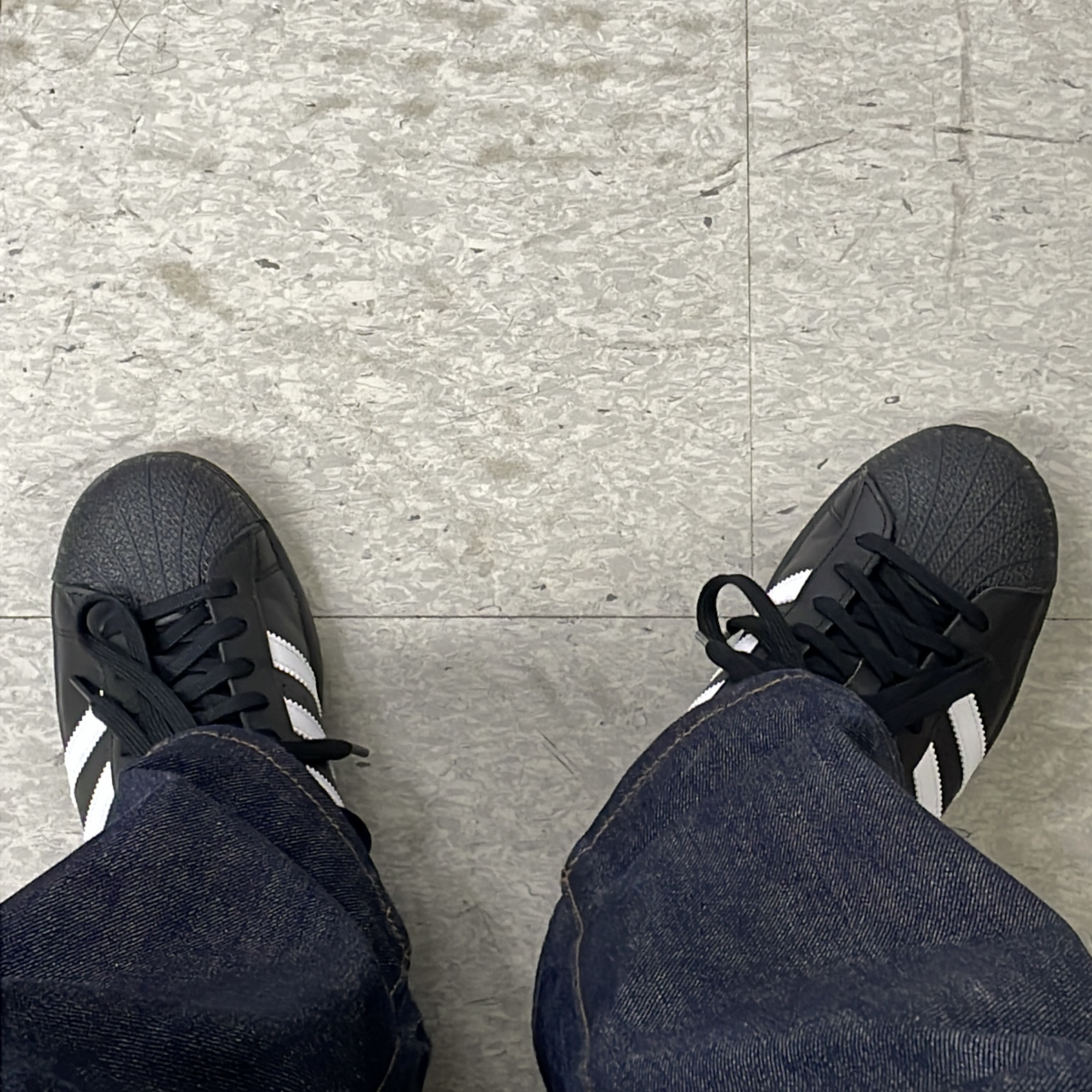 Adidas Superstar Core Black White 착용 스타일