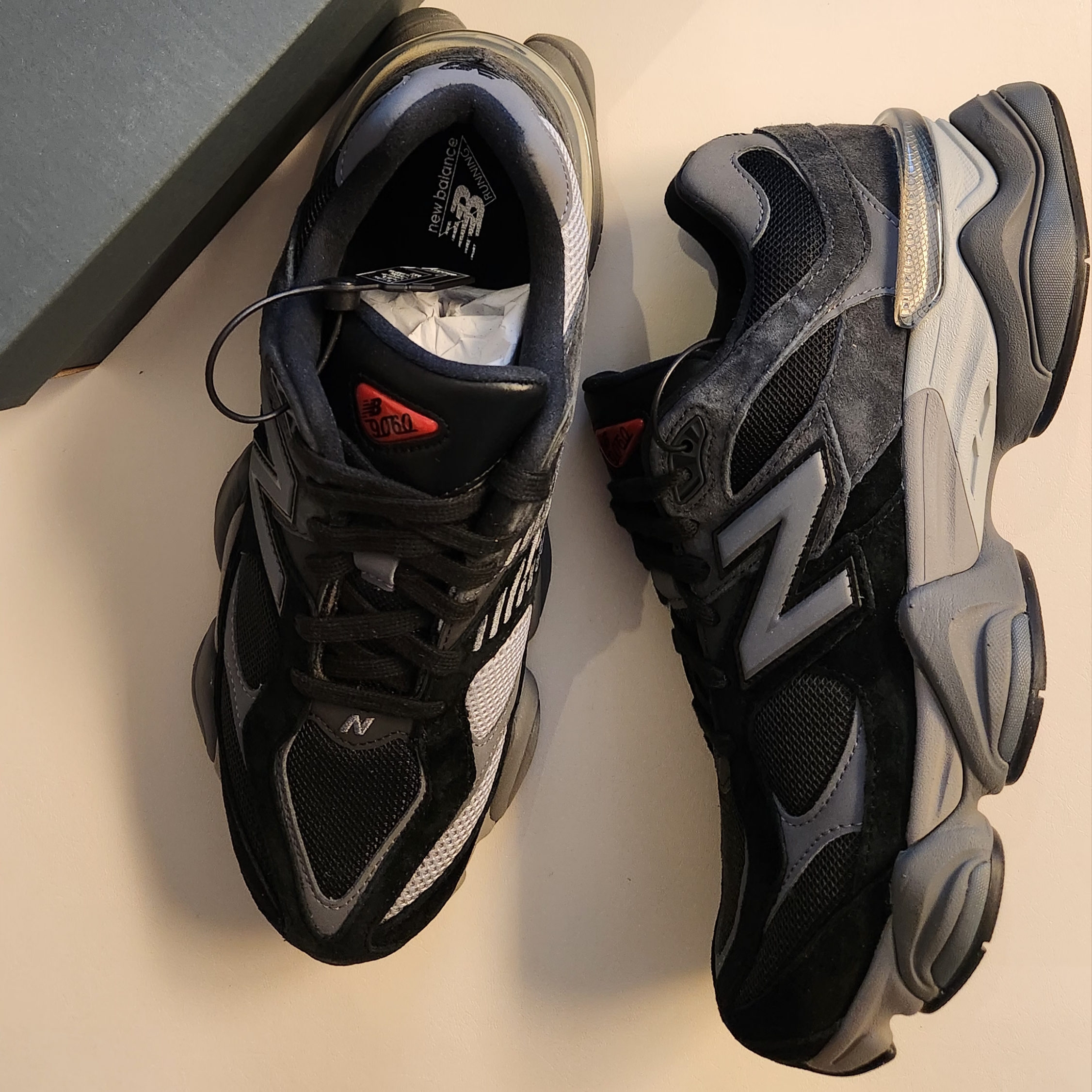 New Balance 9060 Black Castlerock 착용 스타일