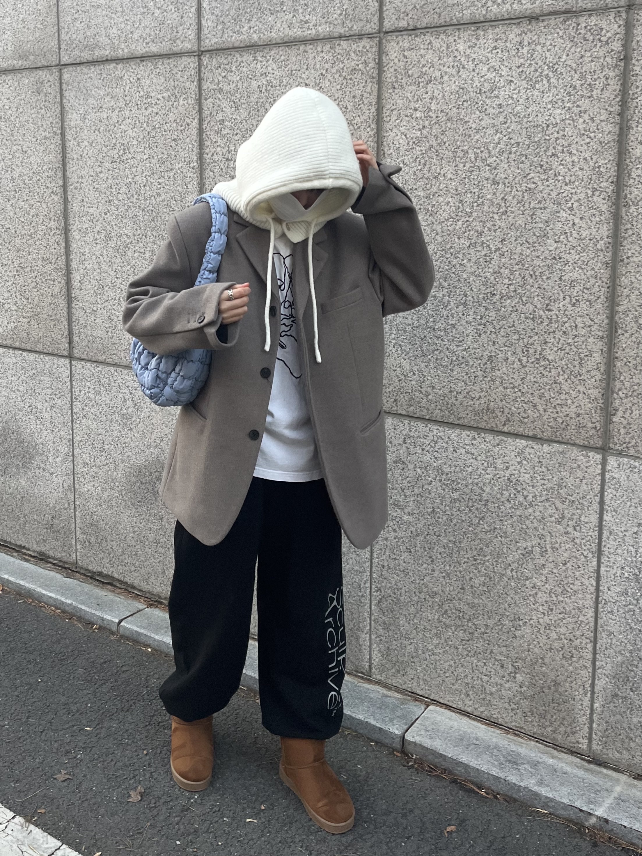 COS Quilted Mini Bag Light Blue 착용 스타일 - 1