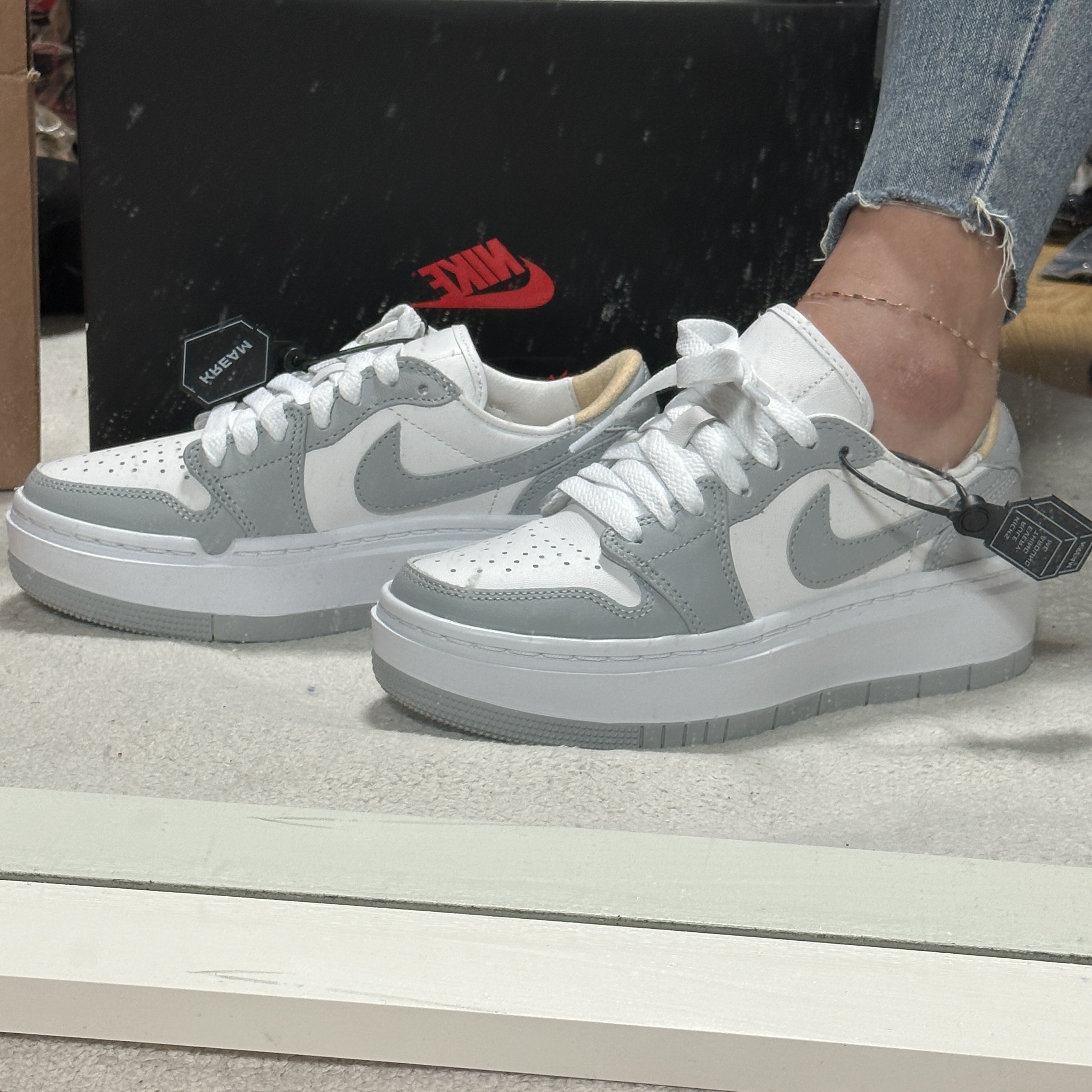 (W) Jordan 1 Elevate Low White and Wolf Grey 착용 스타일 - 2