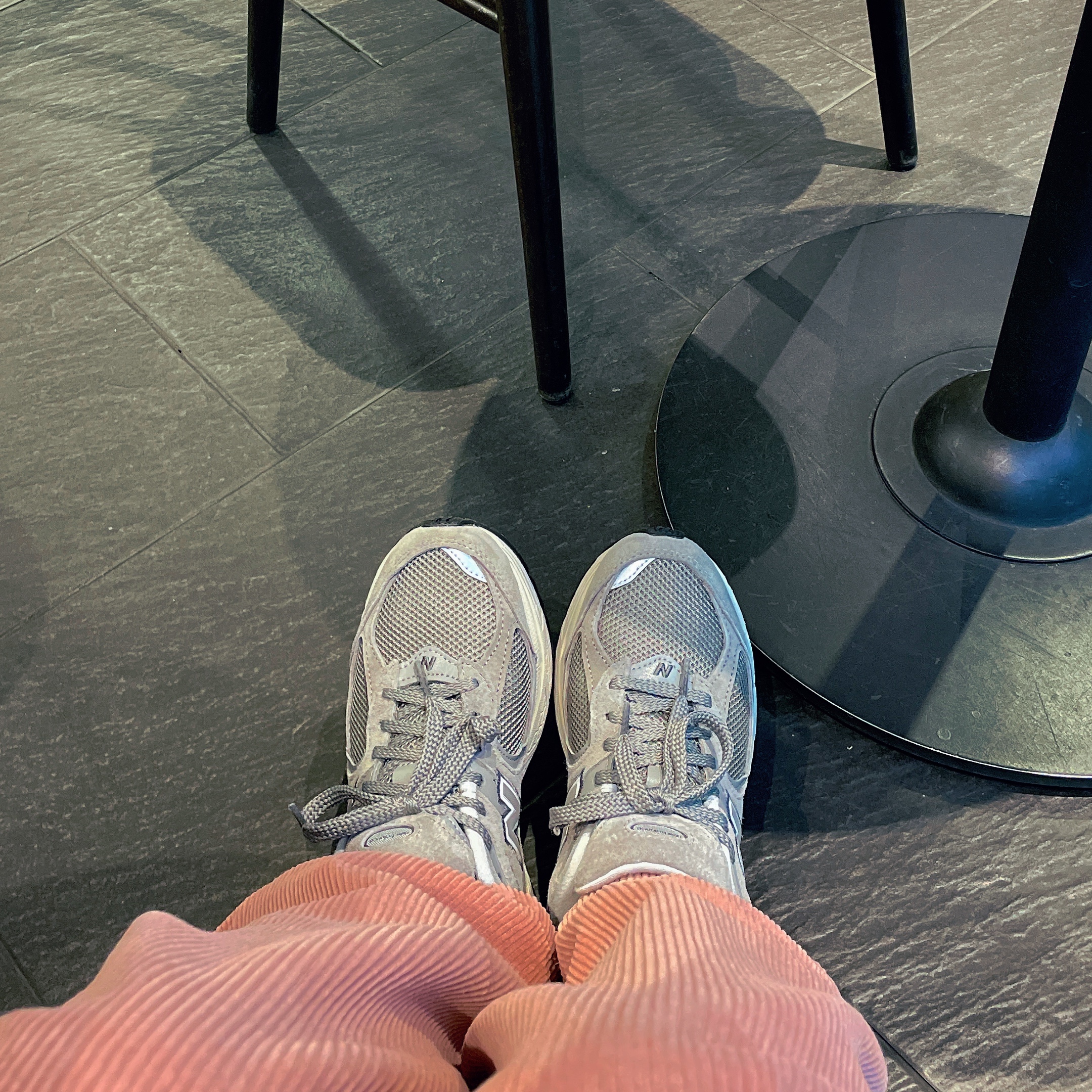 New Balance 2002R Grey 착용 스타일