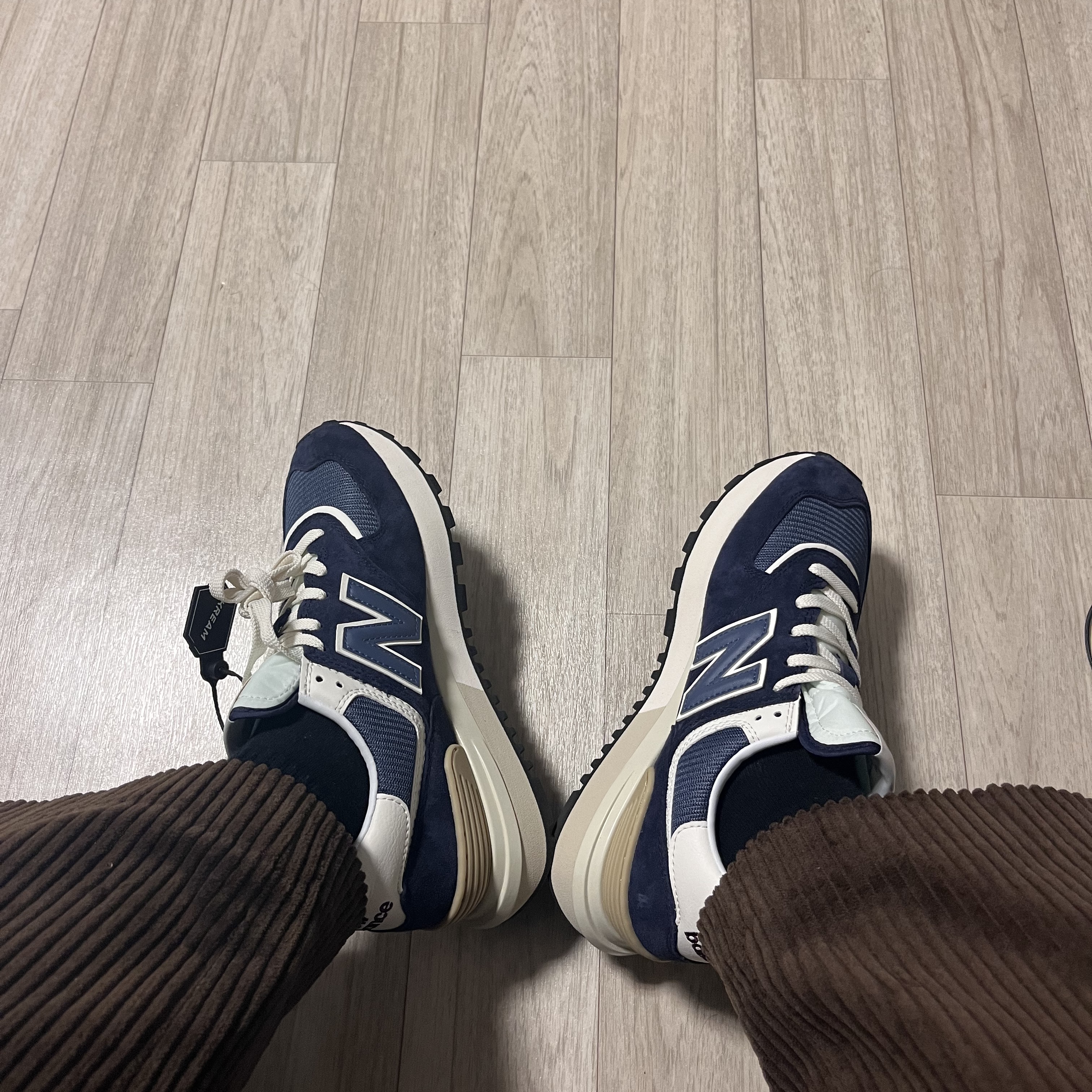New Balance 574 Legacy Navy 착용 스타일 - 1