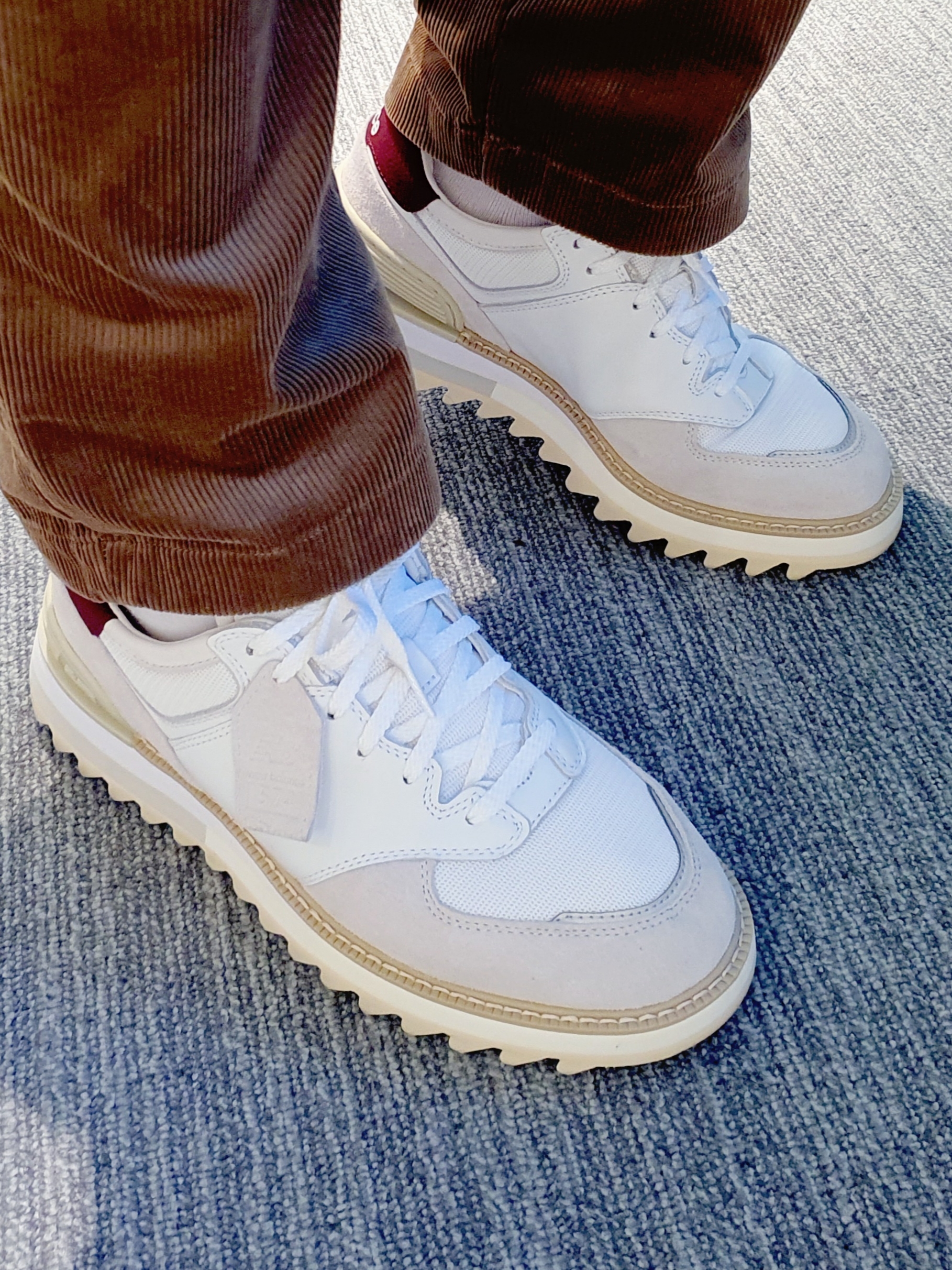 New Balance x Tokyo Design Studio 574 White Burgundy 착용 스타일 - 4