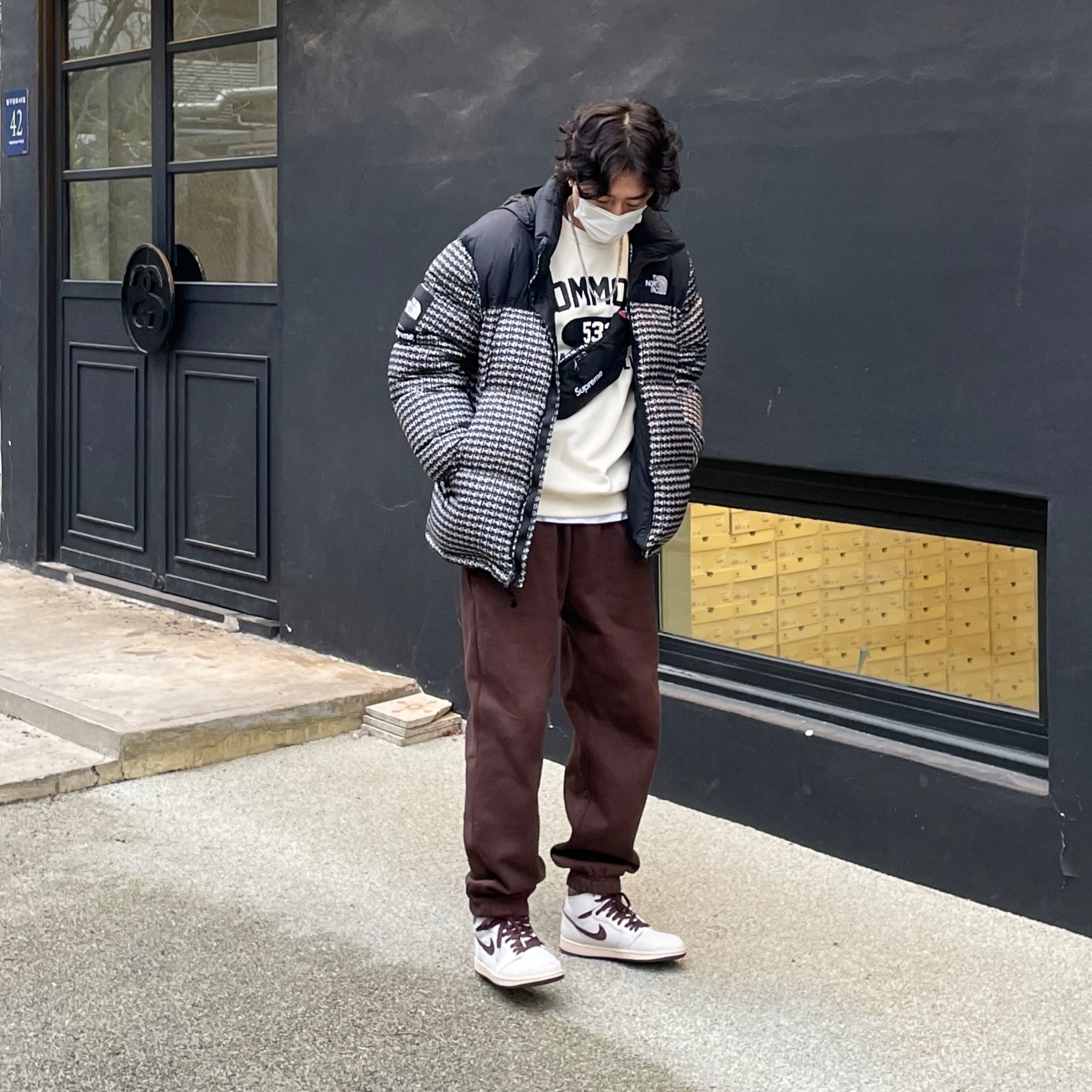 Supreme x The North Face Studded Nuptse Jacket Black - 21SS, Supreme Small Waist Bag Black - 22FW 착용 스타일