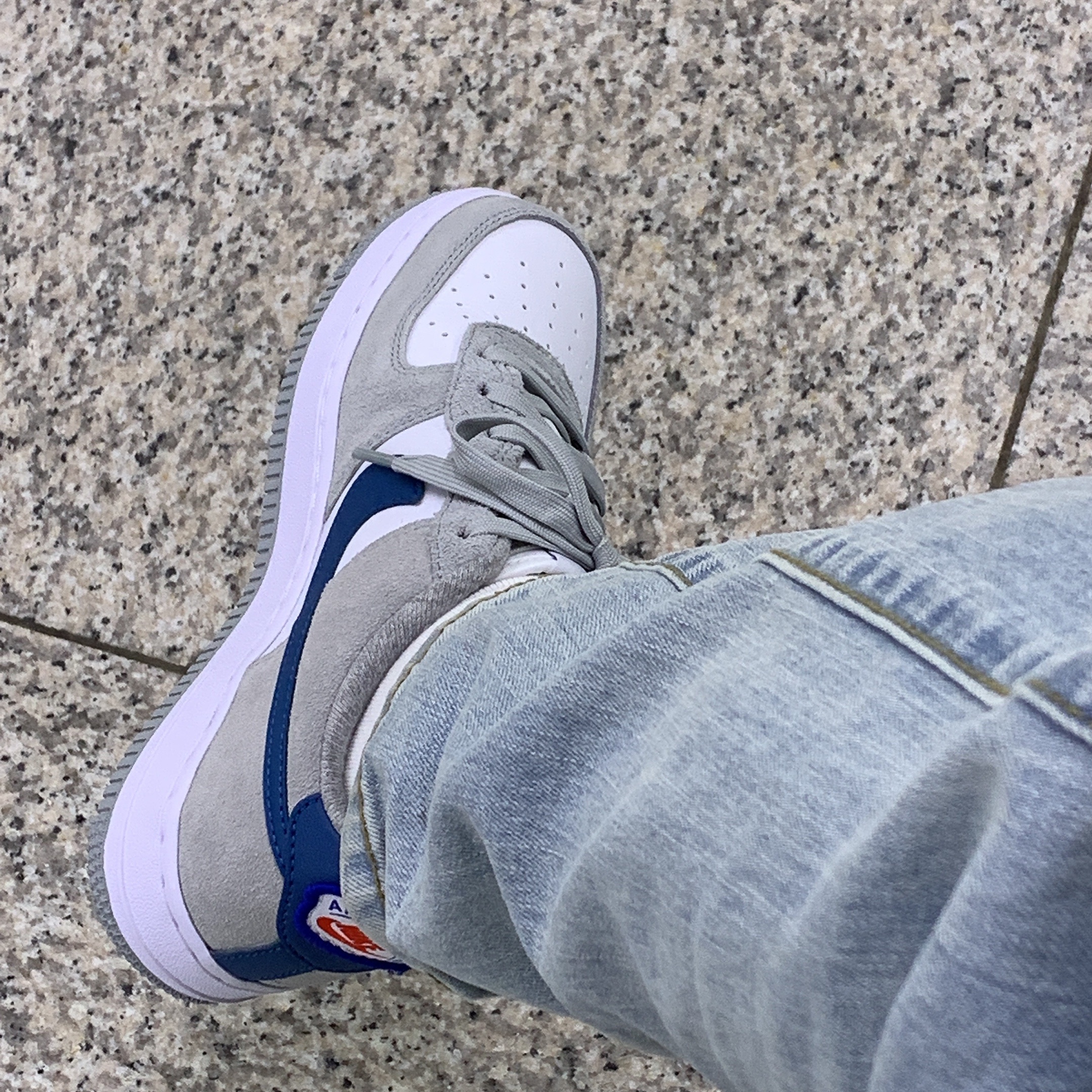 (GS) Nike Air Force 1 LV8 Athletic Club Light Smoke Grey Marina 착용 스타일