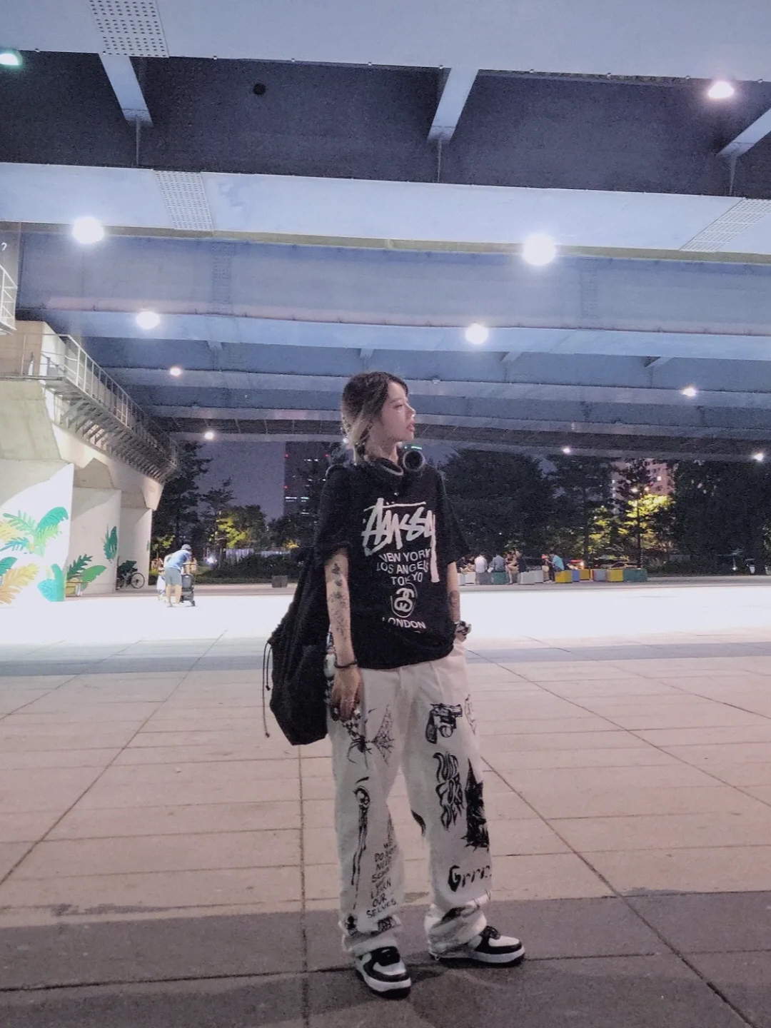 Stussy World Tour T-Shirt Black, Nike x Stussy Air Force 1 '07 Mid SP Black and Light Bone 착용 스타일 - 1