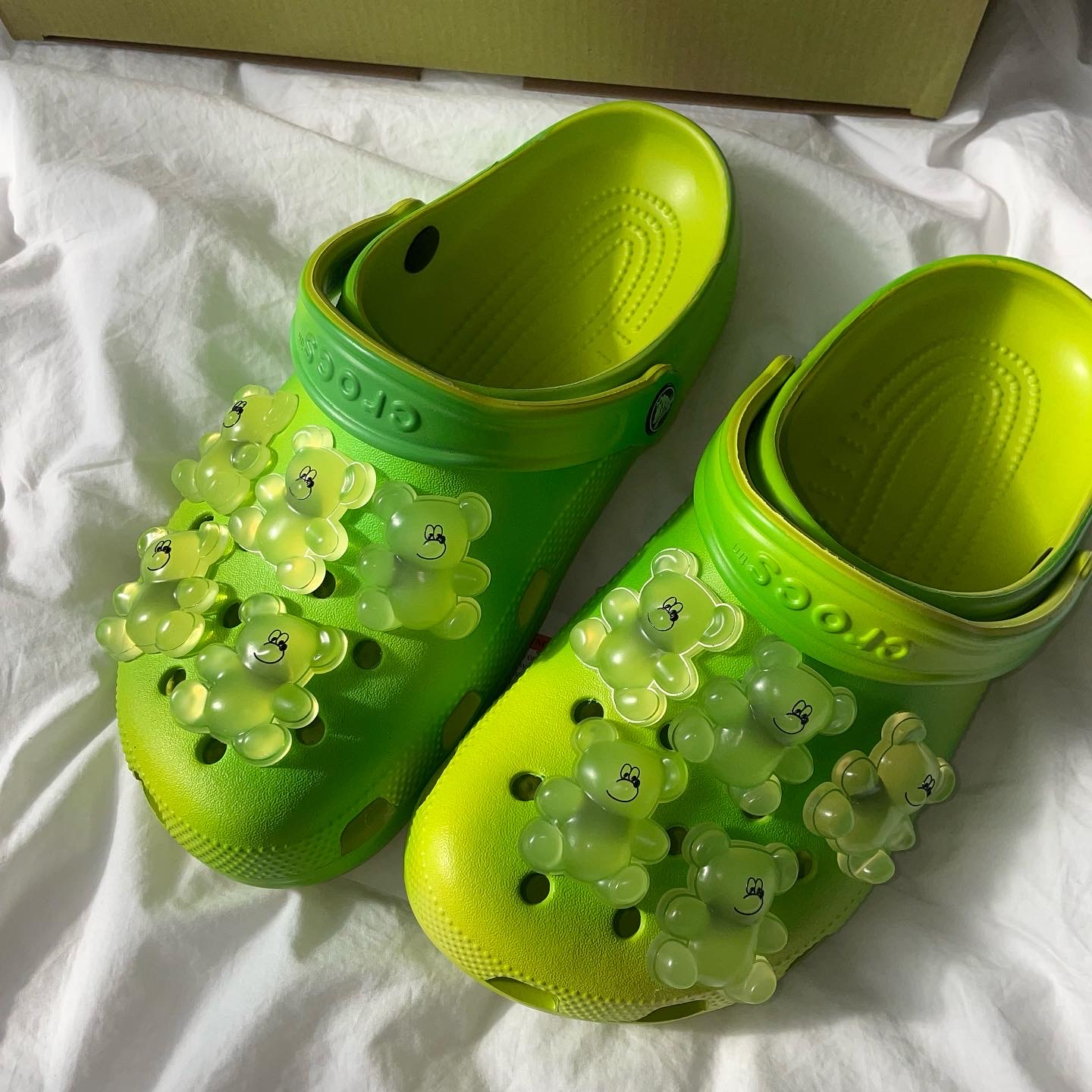 Crocs x Lazy Oaf Classic Clog Frosted Alien Green 착용 스타일 - 5