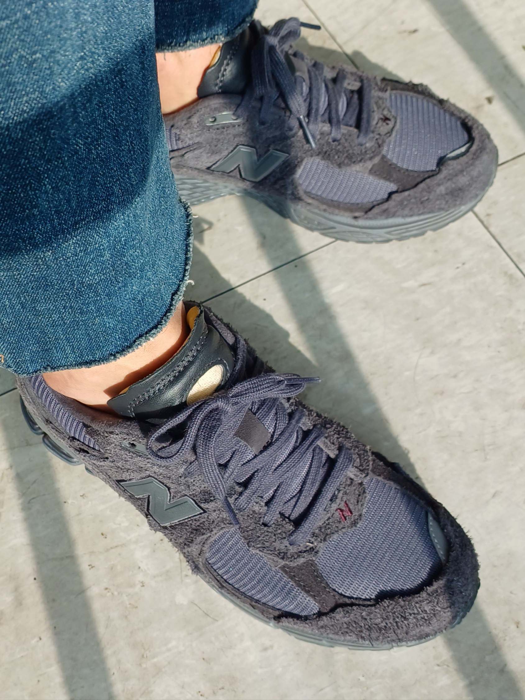 New Balance 2002R Protection Pack Phantom 착용 스타일