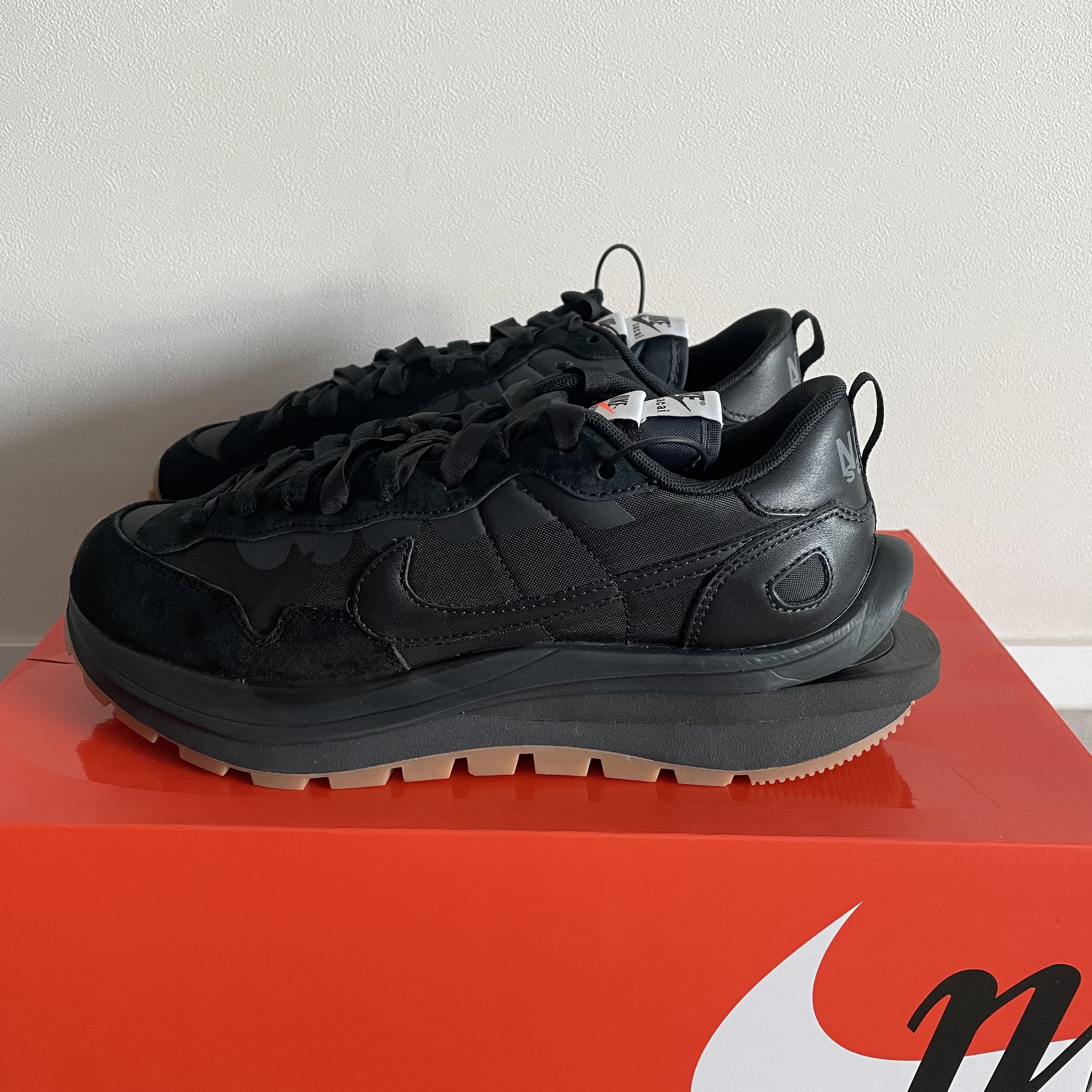 Nike x Sacai VaporWaffle Black and Gum 착용 스타일 - 1