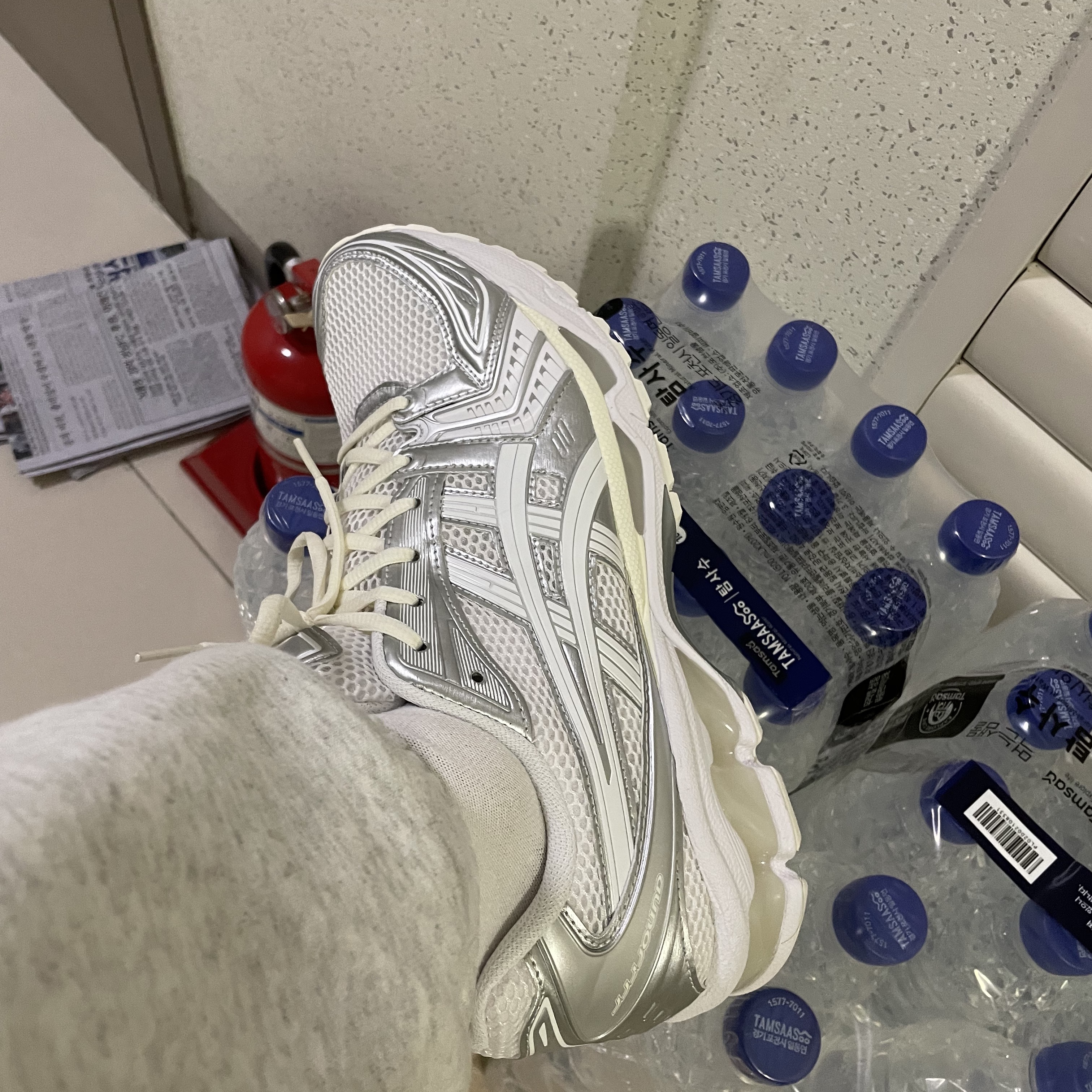 Asics x JJJJound Gel-Kayano 14 Silver White, Stussy Overdyed Stock Logo Pants Grey Heather 착용 스타일
