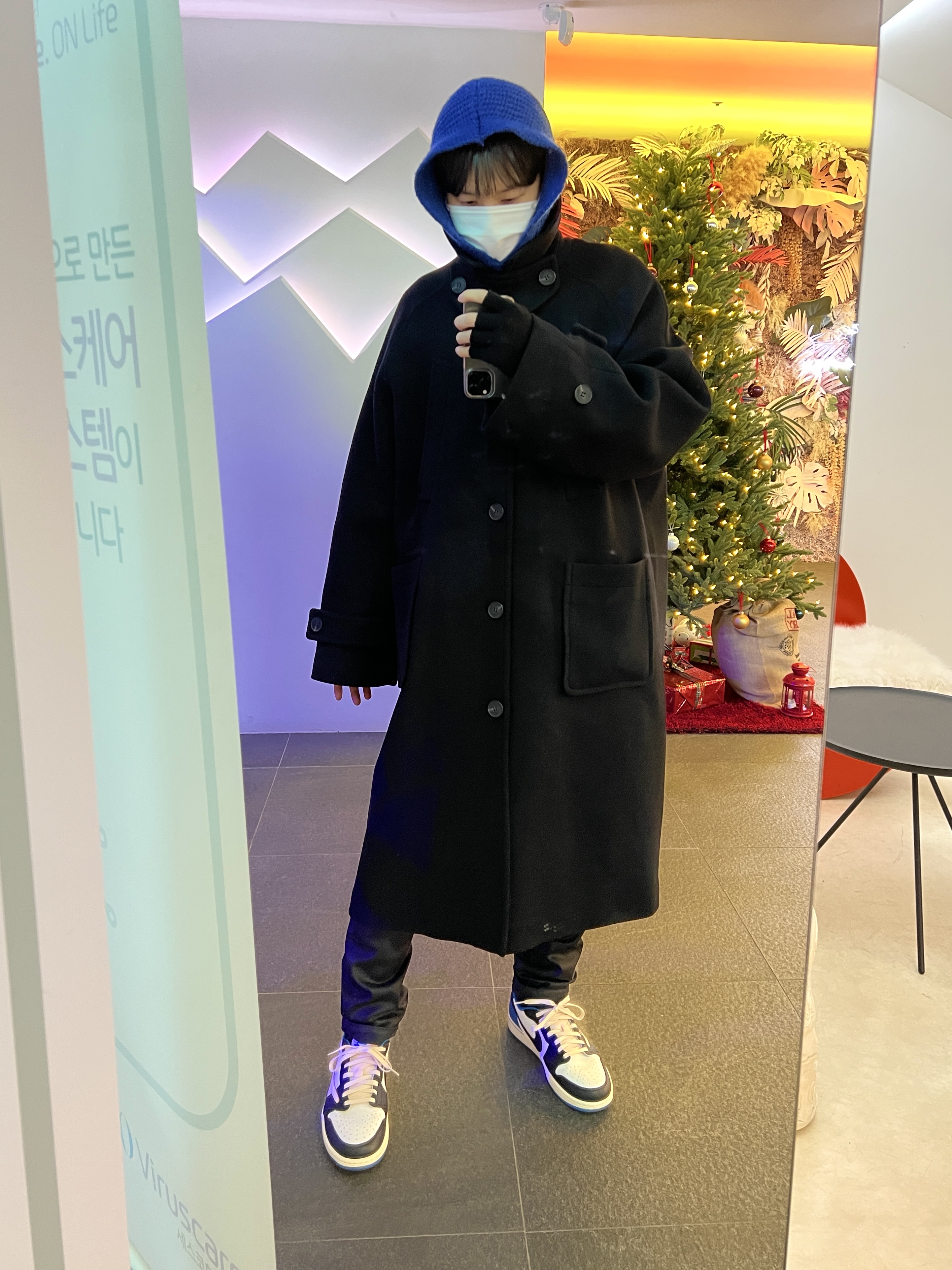 Jordan 1 x Travis Scott x Fragment Retro Low OG SP Military Blue, Undermycar Legion.02 Balmacaan Oversized Wool Coat Black 착용 스타일 - 5