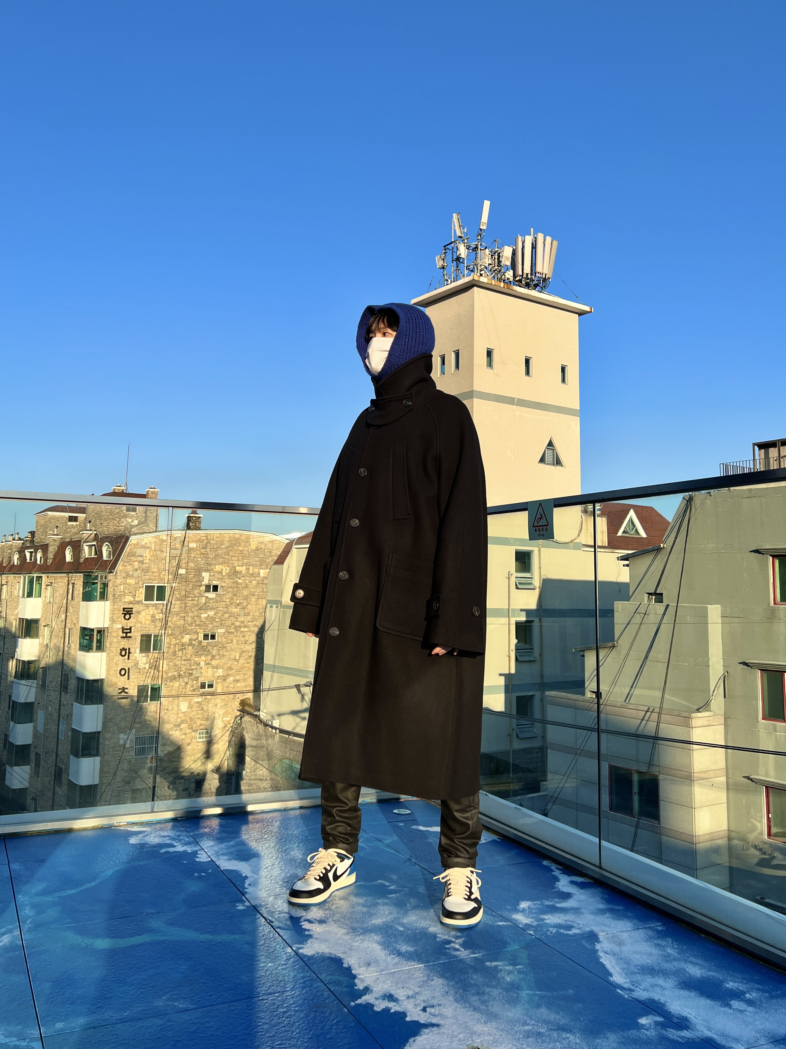 Jordan 1 x Travis Scott x Fragment Retro Low OG SP Military Blue, Undermycar Legion.02 Balmacaan Oversized Wool Coat Black 착용 스타일 - 4