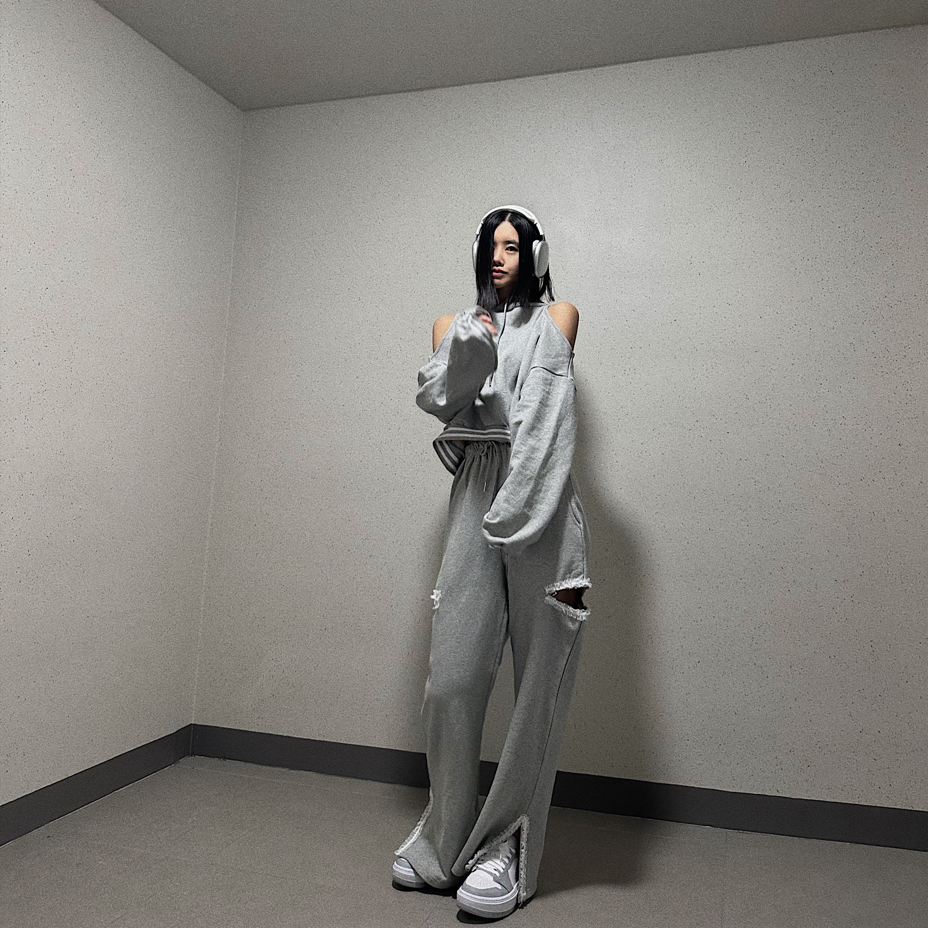 Apple AirPods Max Lightning Silver (Korean Ver.), (W) Jordan 1 Elevate Low White and Wolf Grey 착용 스타일 - 2