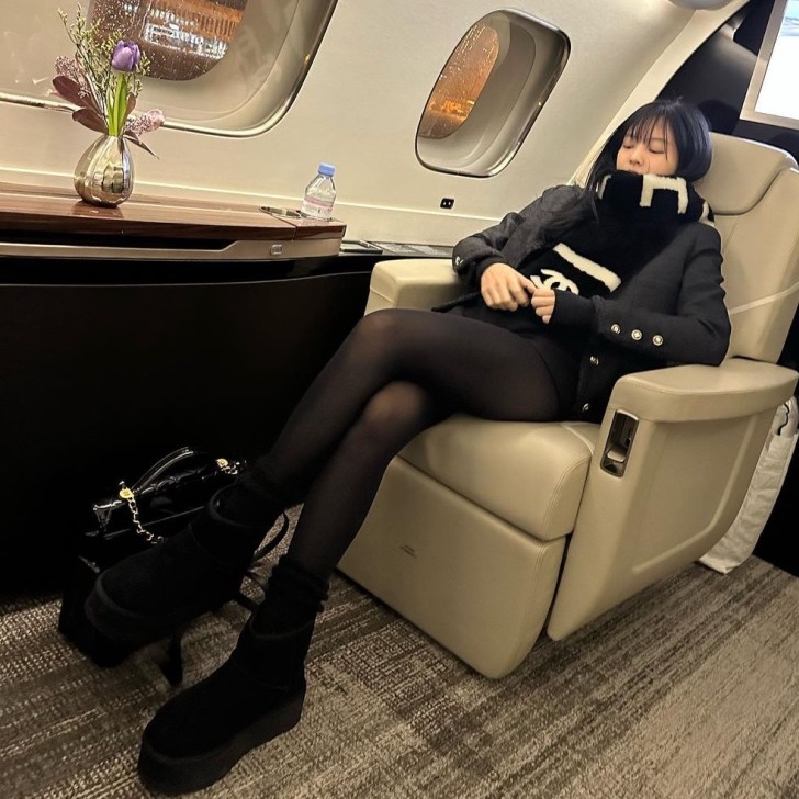 (W) UGG Classic Mini Platform Boots Black 착용 스타일 - 3