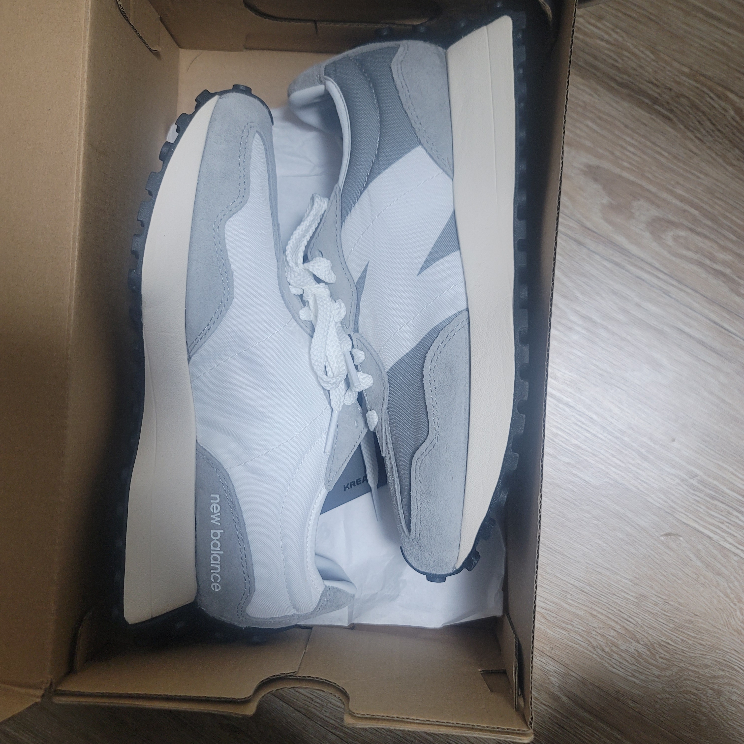 New Balance 327 Grey 착용 스타일