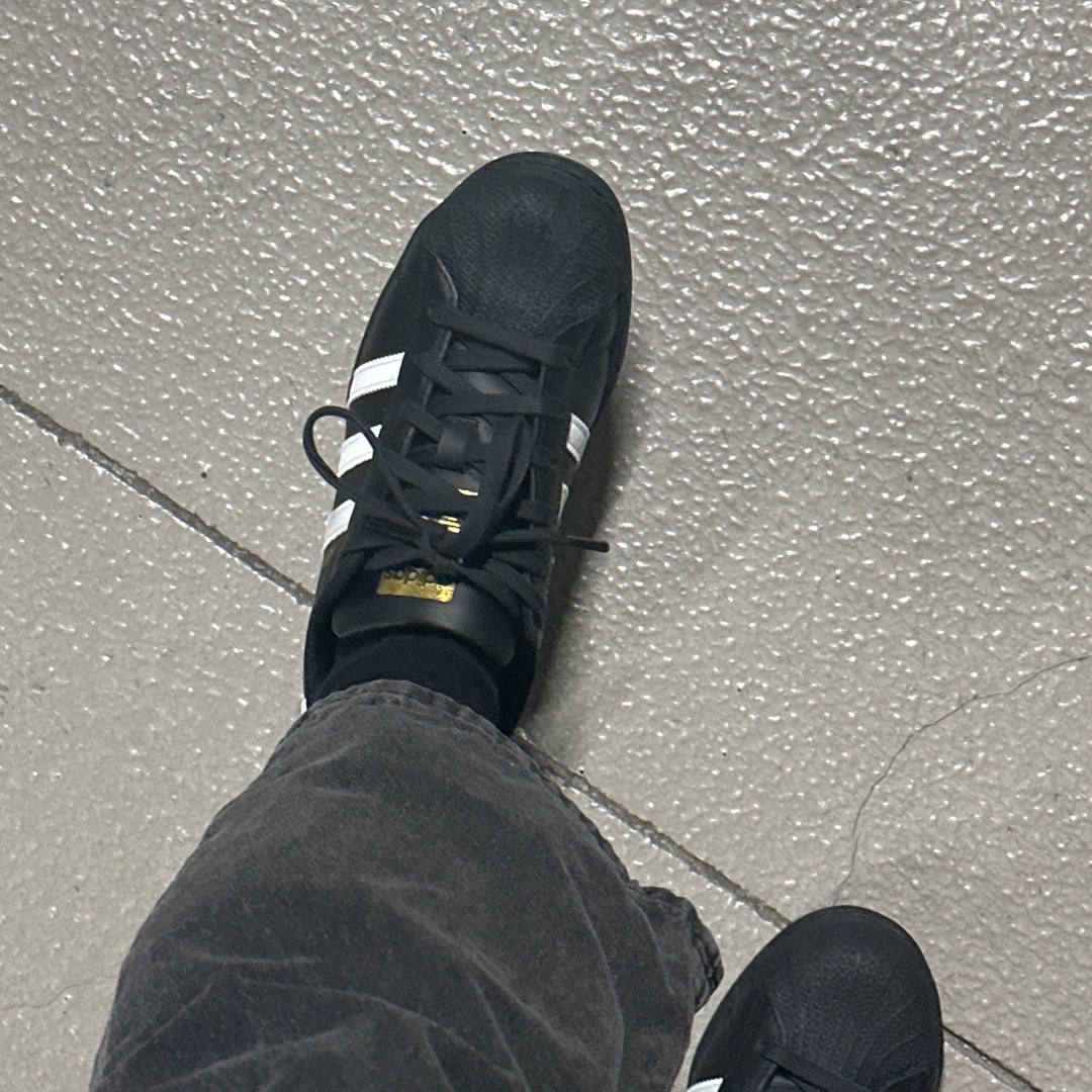 Adidas Superstar Core Black White 착용 스타일
