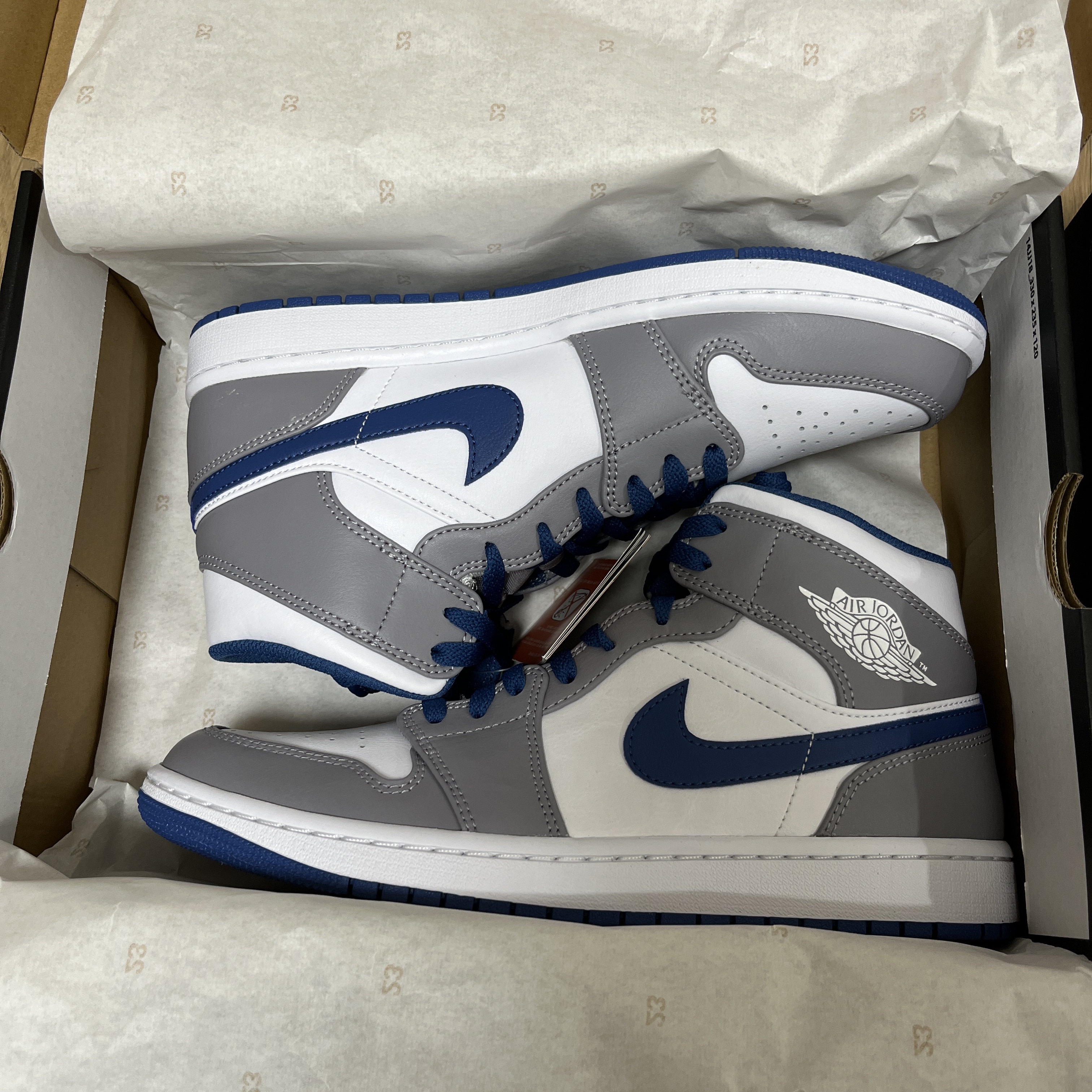 Jordan 1 Mid Cement Grey True Blue 착용 스타일 - 2