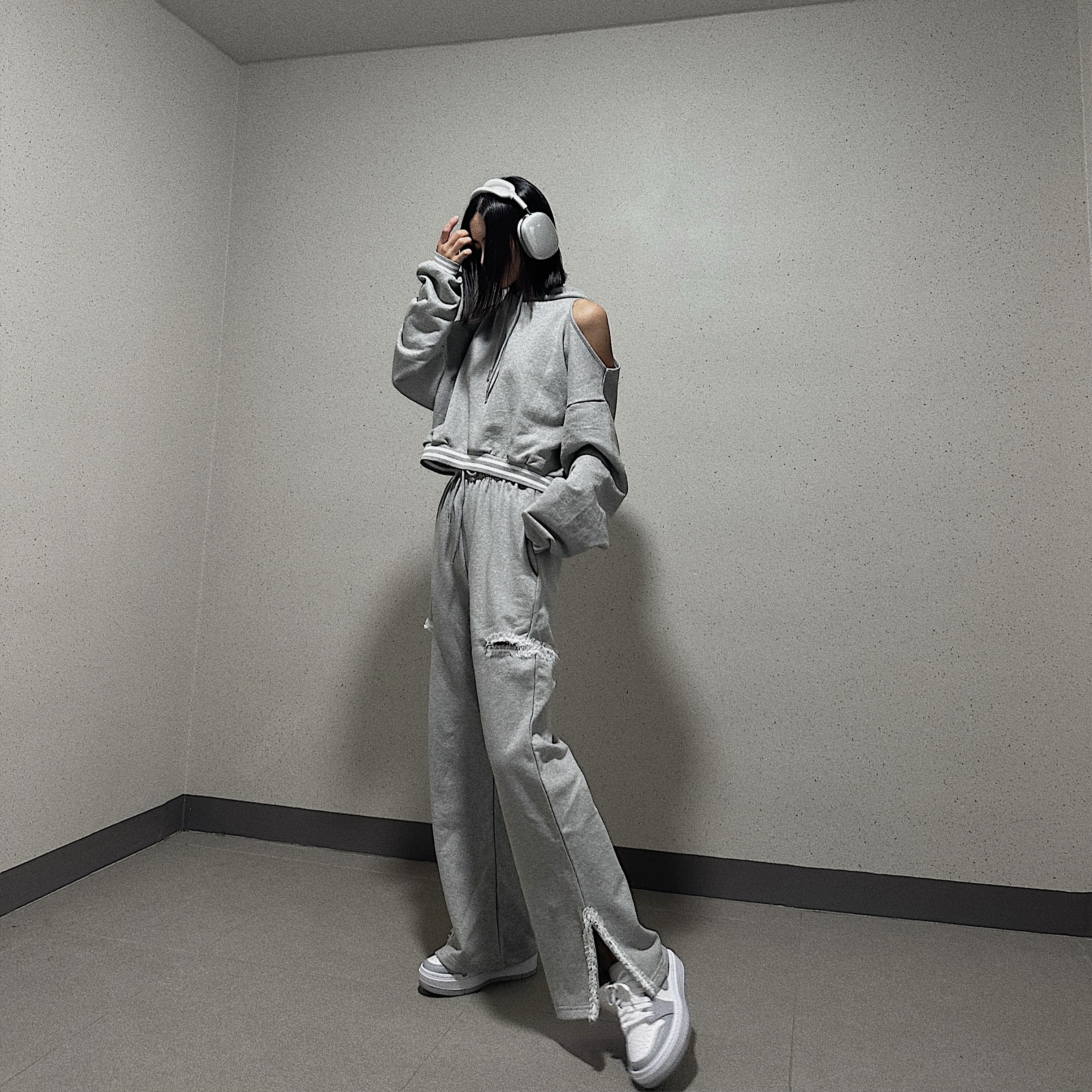 Apple AirPods Max Lightning Silver (Korean Ver.), (W) Jordan 1 Elevate Low White and Wolf Grey 착용 스타일 - 4