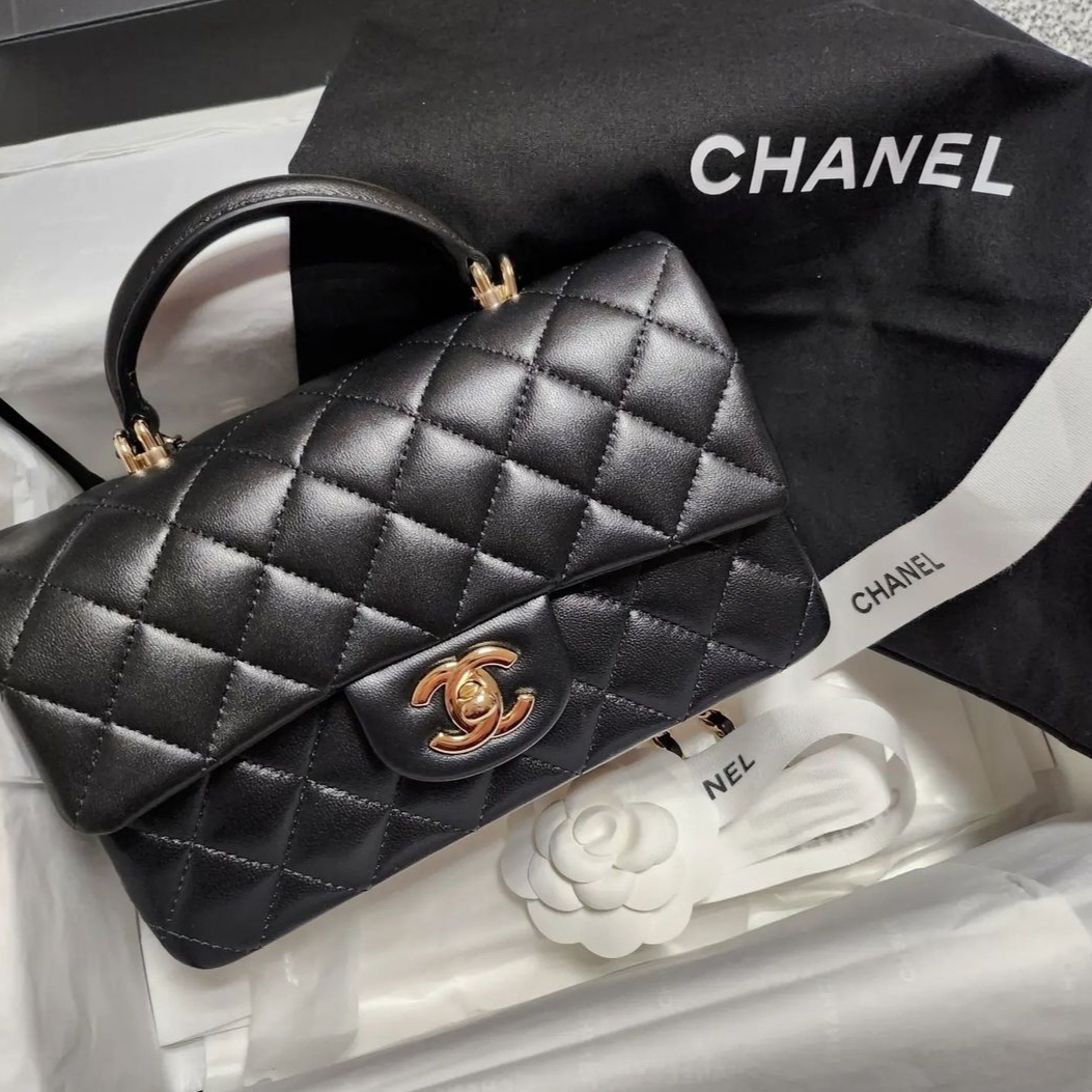 Chanel Mini Flap Bag with Top Handle Lambskin & Gold Black 착용 스타일