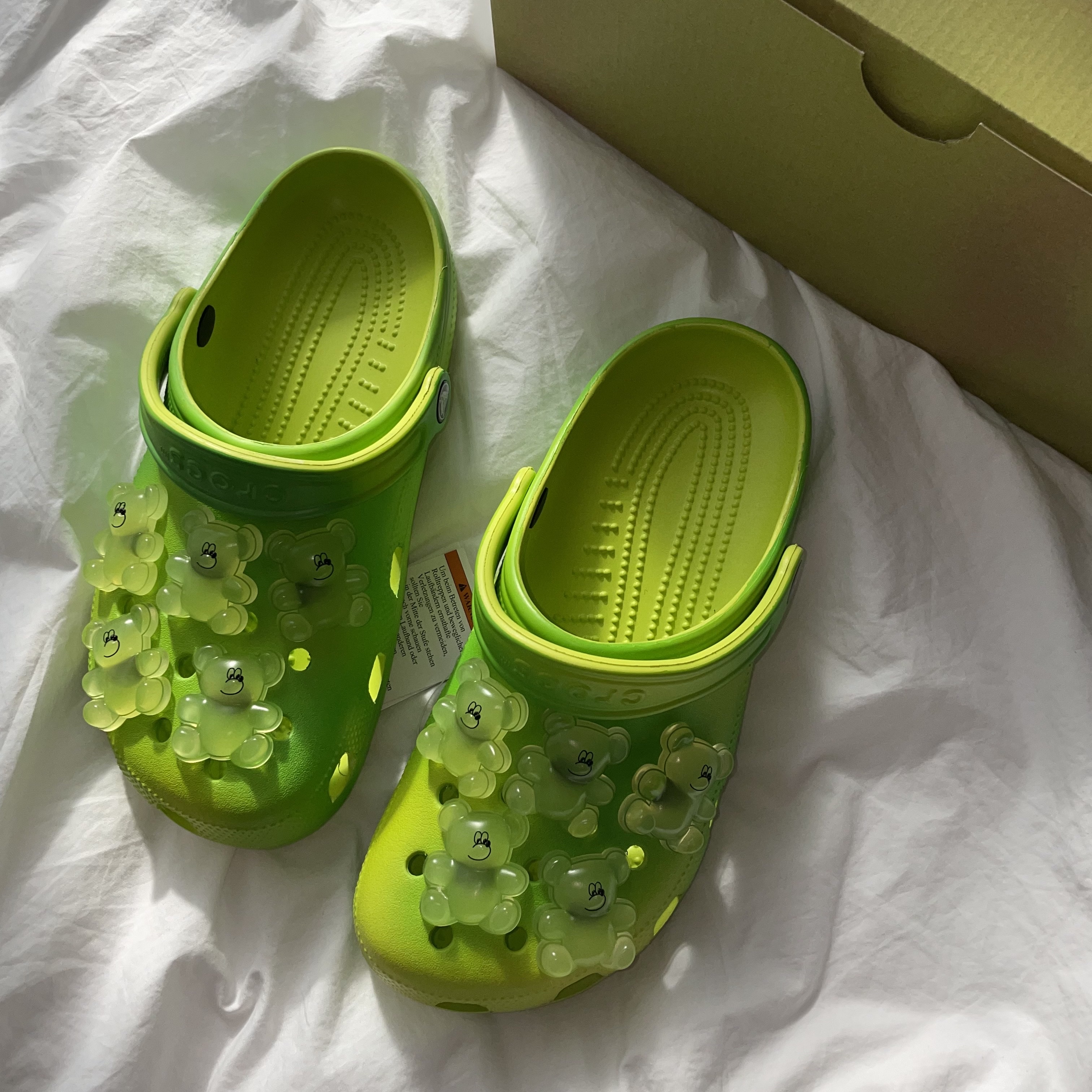 Crocs x Lazy Oaf Classic Clog Frosted Alien Green 착용 스타일 - 1