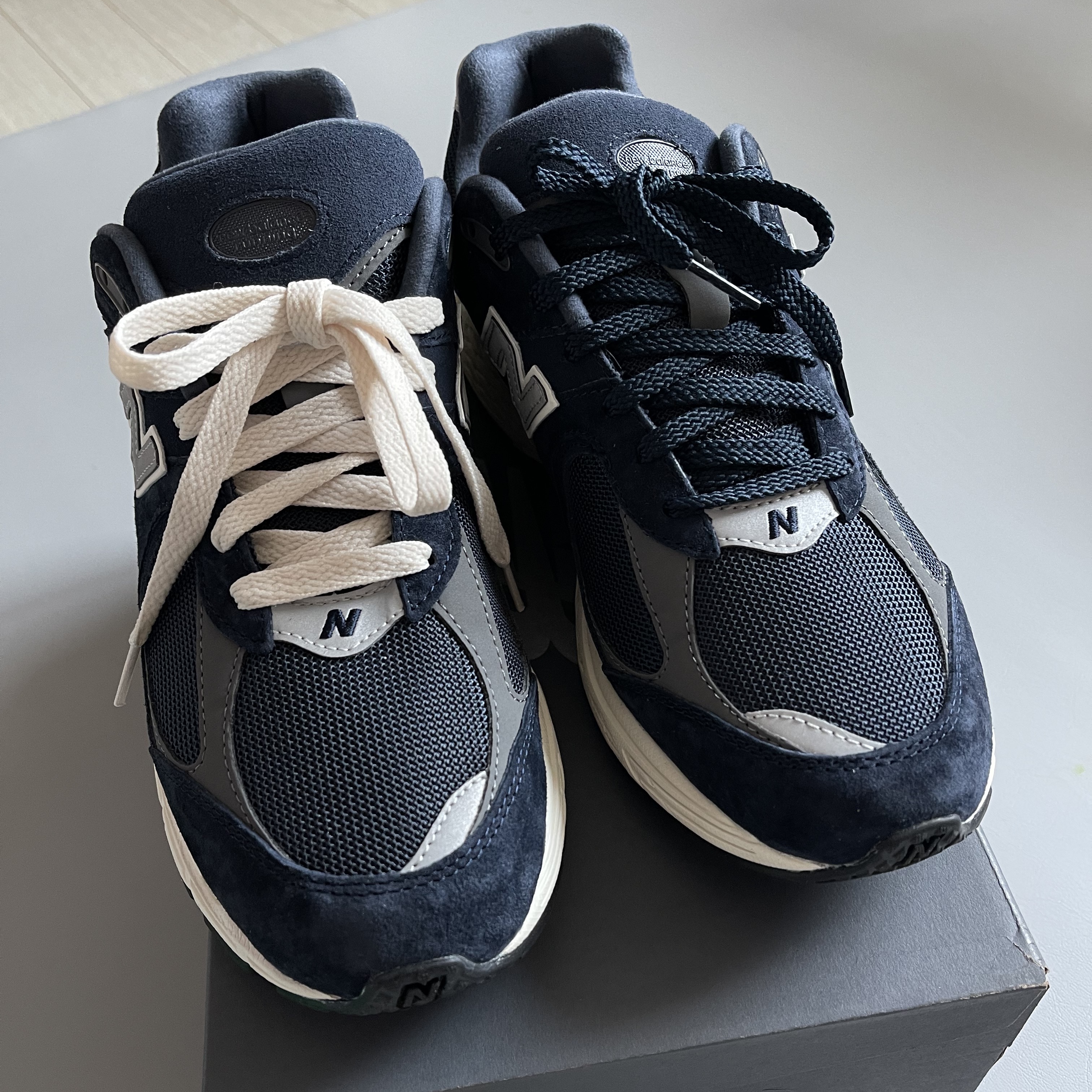 New Balance 2002R Eclipse Castlerock 착용 스타일 - 2