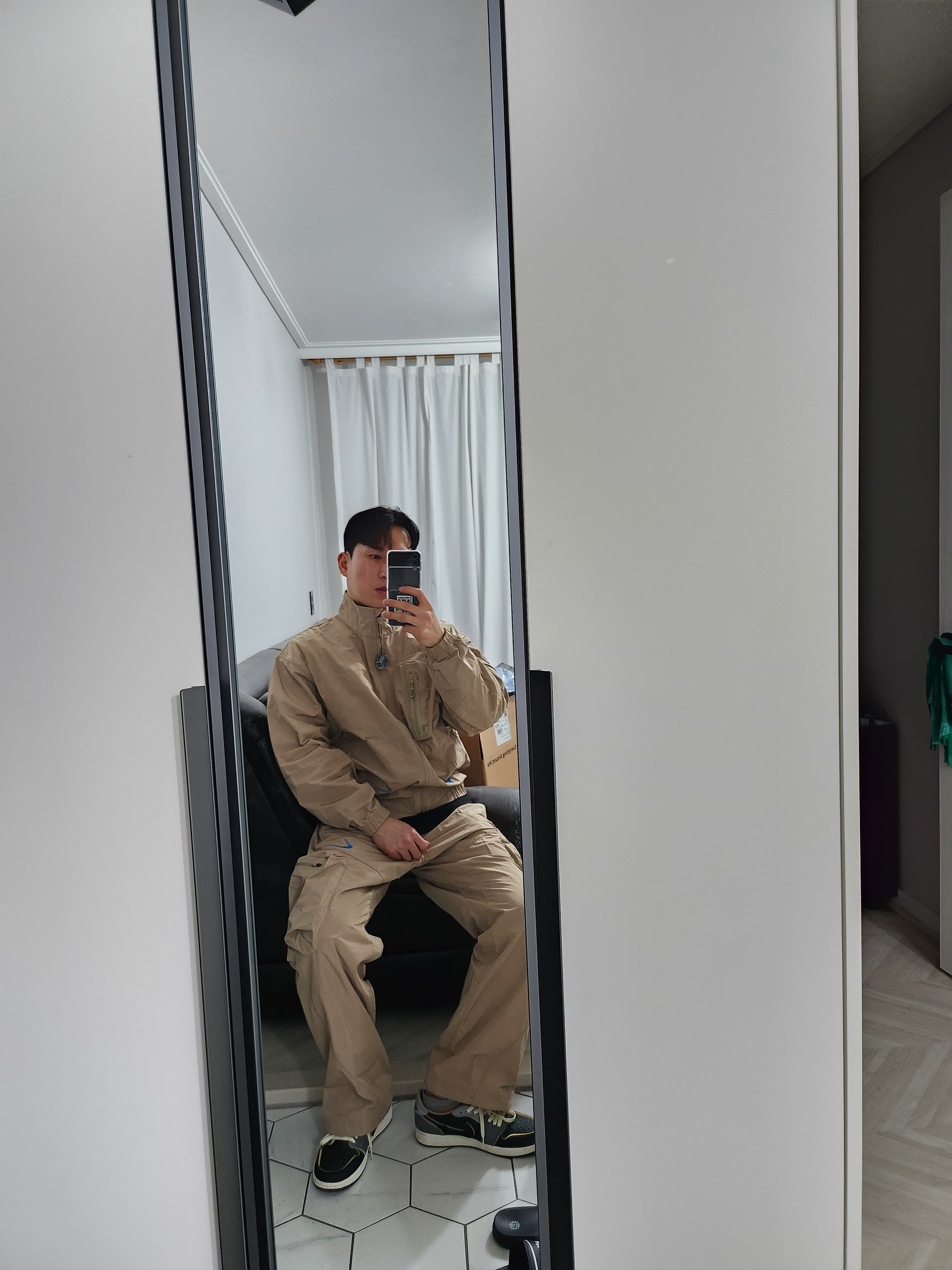 Nike x Off-White NRG Track Suit Khaki - Asia, Jordan 1 Retro Low OG EX Black and Smoke Grey 착용 스타일 - 1