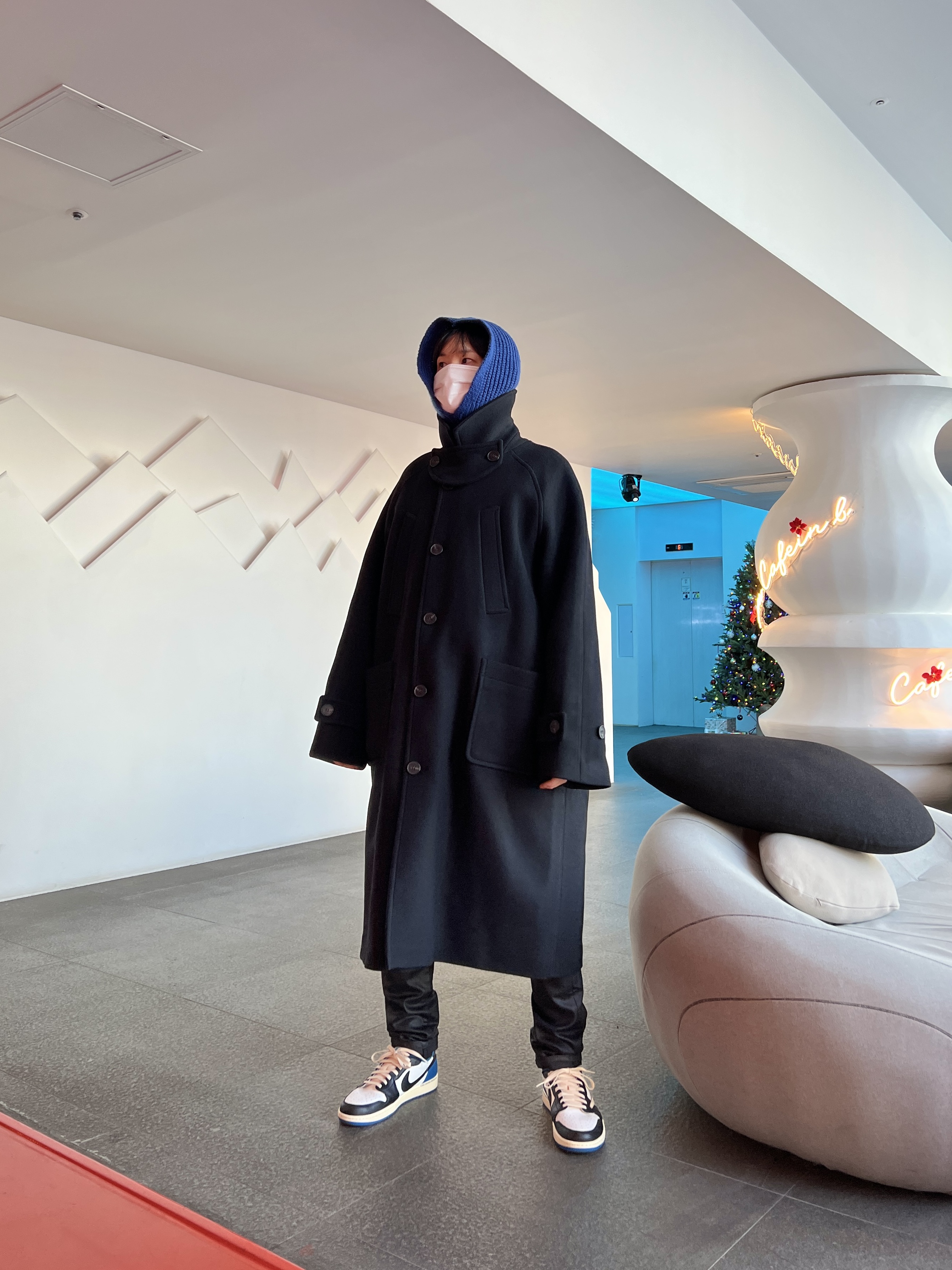 Jordan 1 x Travis Scott x Fragment Retro Low OG SP Military Blue, Undermycar Legion.02 Balmacaan Oversized Wool Coat Black 착용 스타일 - 1