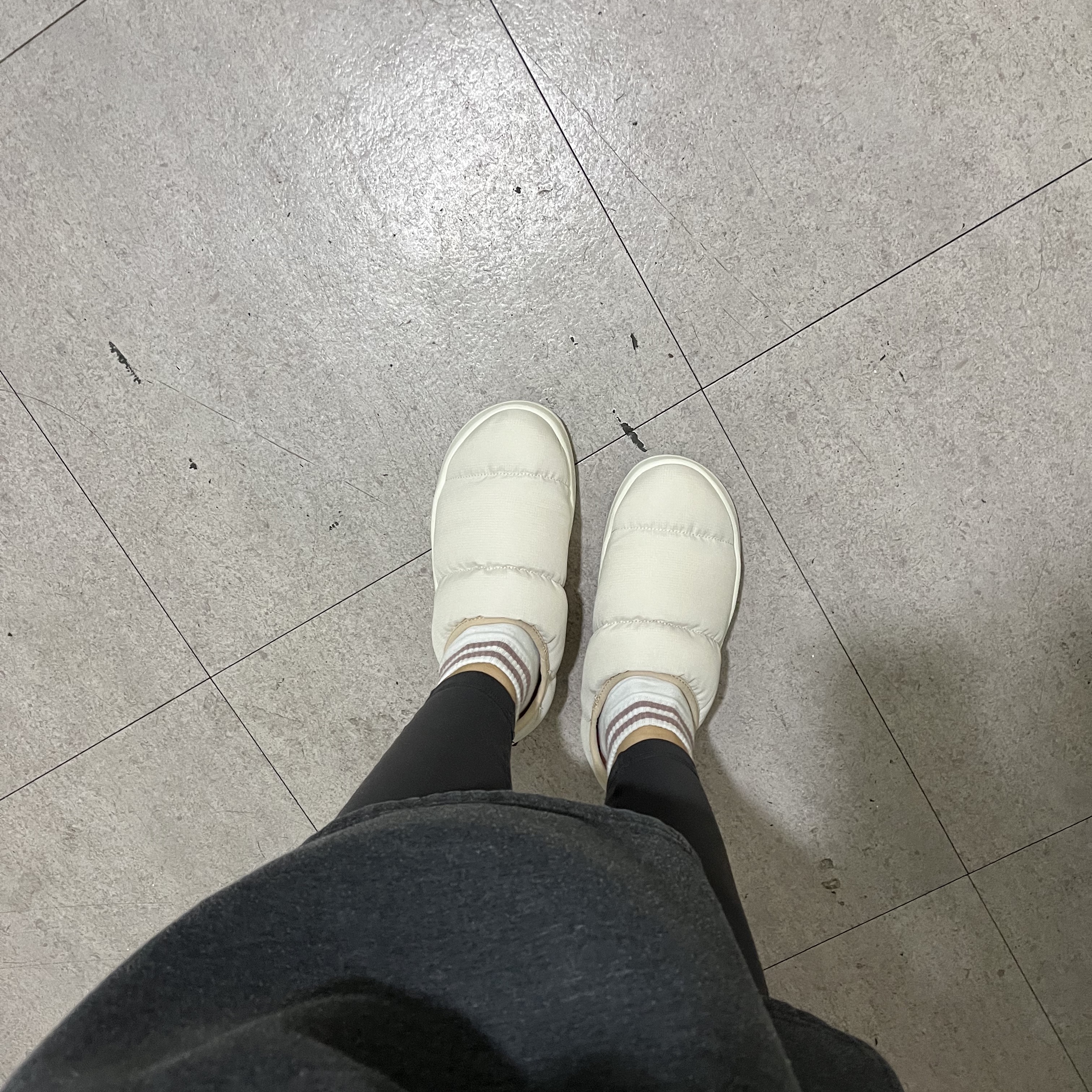 Adidas Puffylette Aluminum Off White 착용 스타일