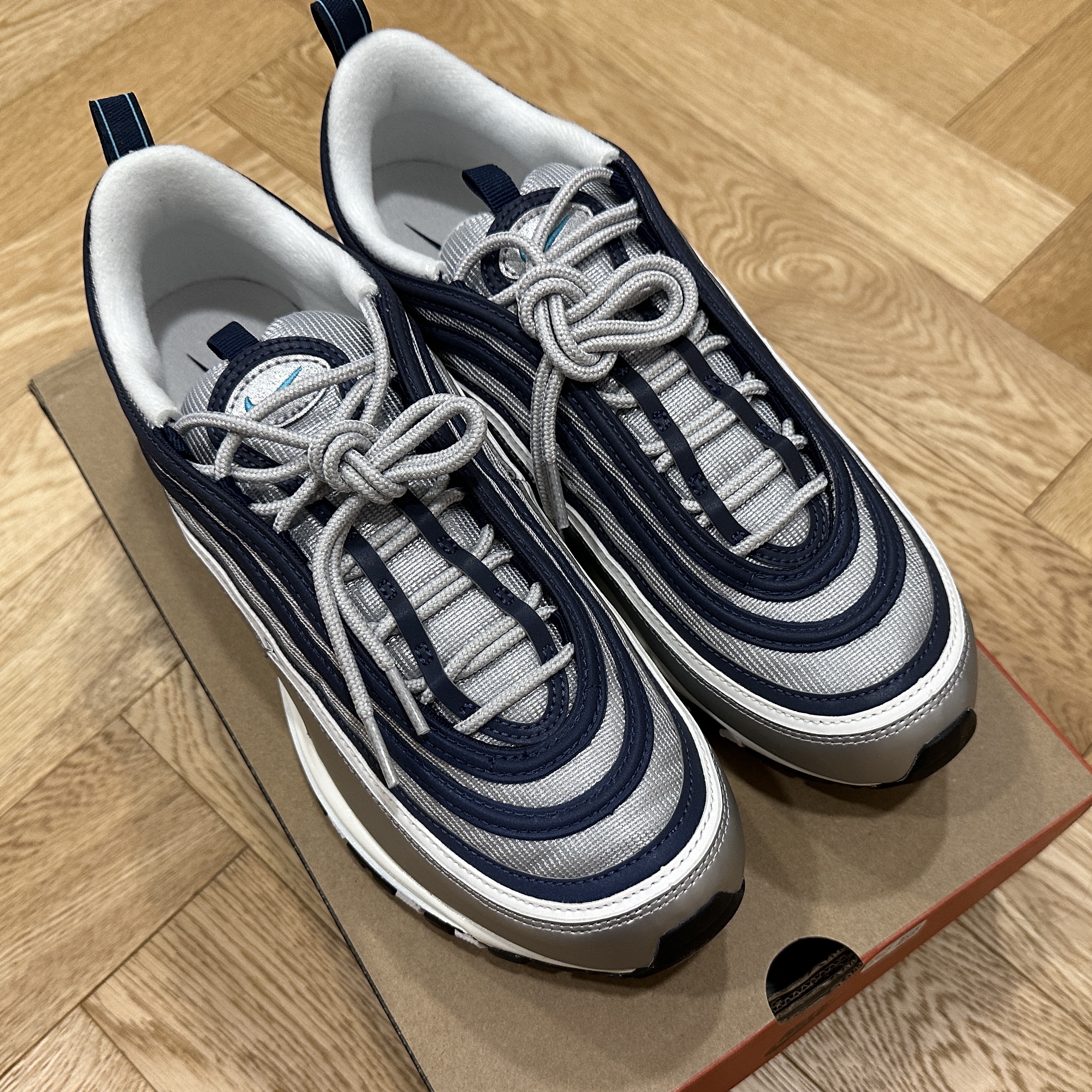 Nike Air Max 97 OG Metallic Silver and Chlorine Blue 착용 스타일 - 2