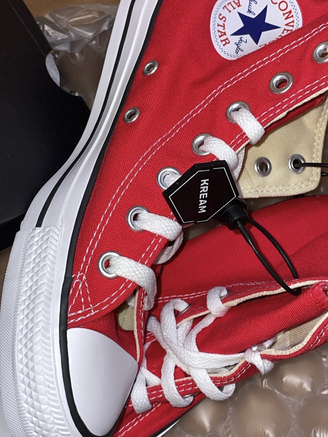Converse Chuck Taylor All Star Core High Red, Apple AirPods Max Lightning Silver (Korean Ver.) 착용 스타일 - 4