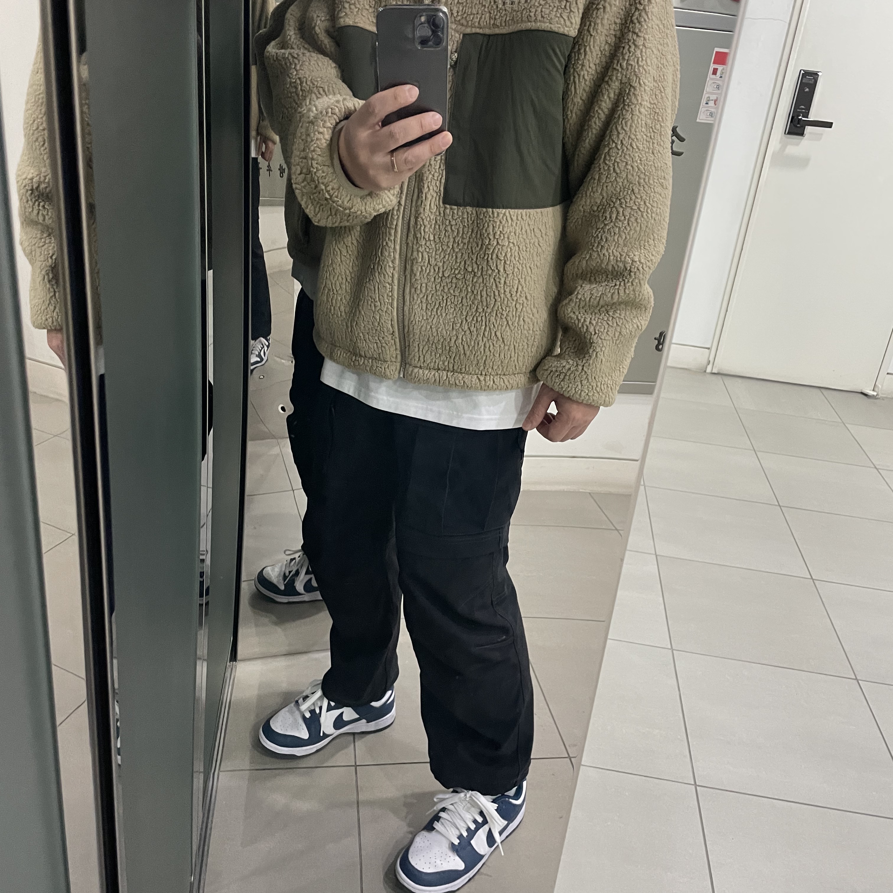 Nike ACG Smith Summit Cargo Pants Black Summit White - Asia, Nike ACG Microfleece Jacket Khaki - Asia 착용 스타일 - 1