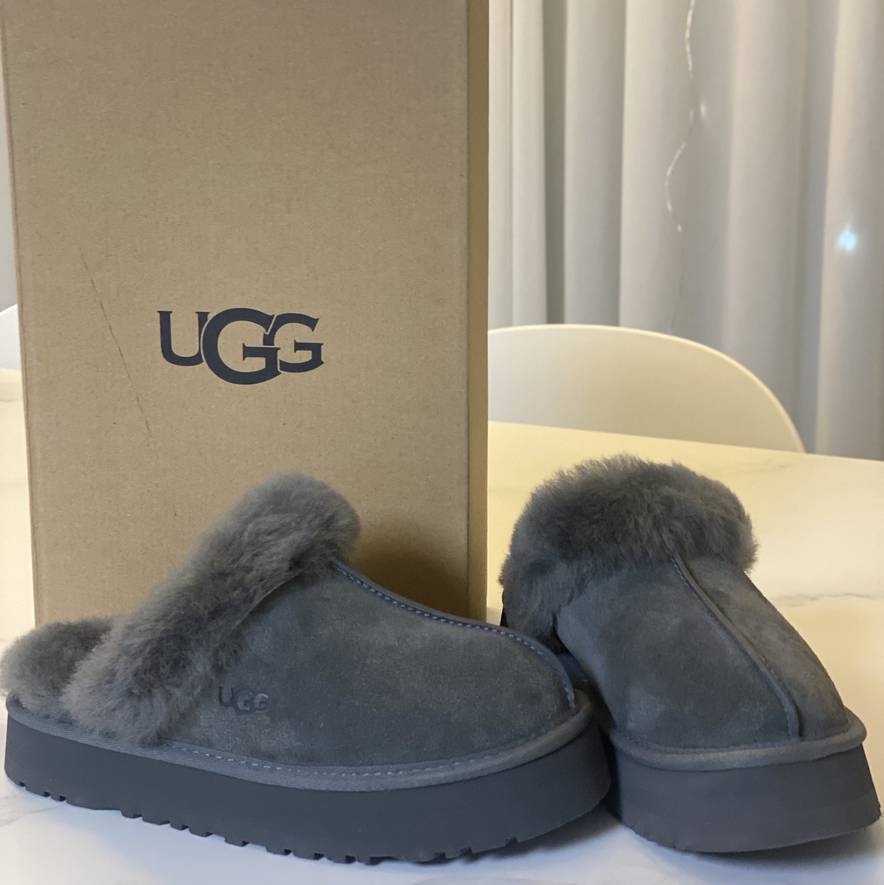 (W) UGG Disquette Slipper Charcoal 착용 스타일 - 1