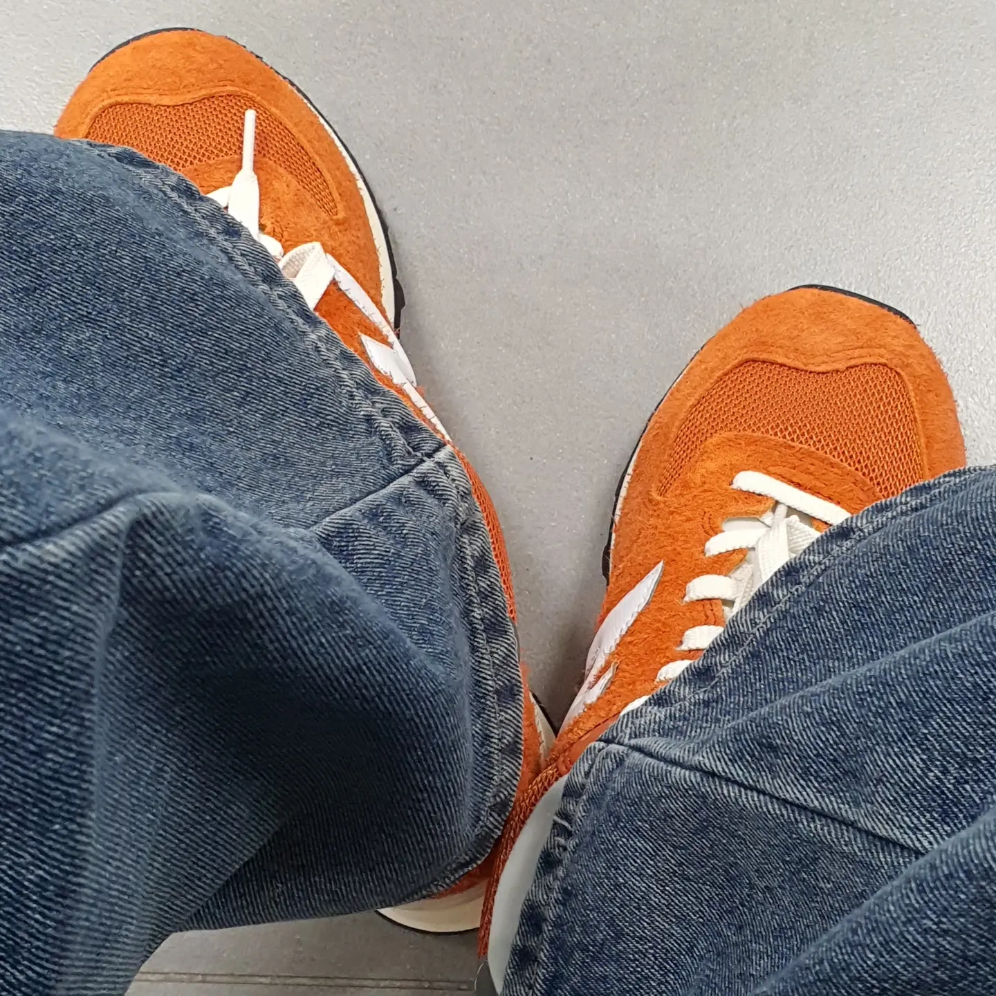 New Balance 574 Heritage Orange Burst White 착용 스타일