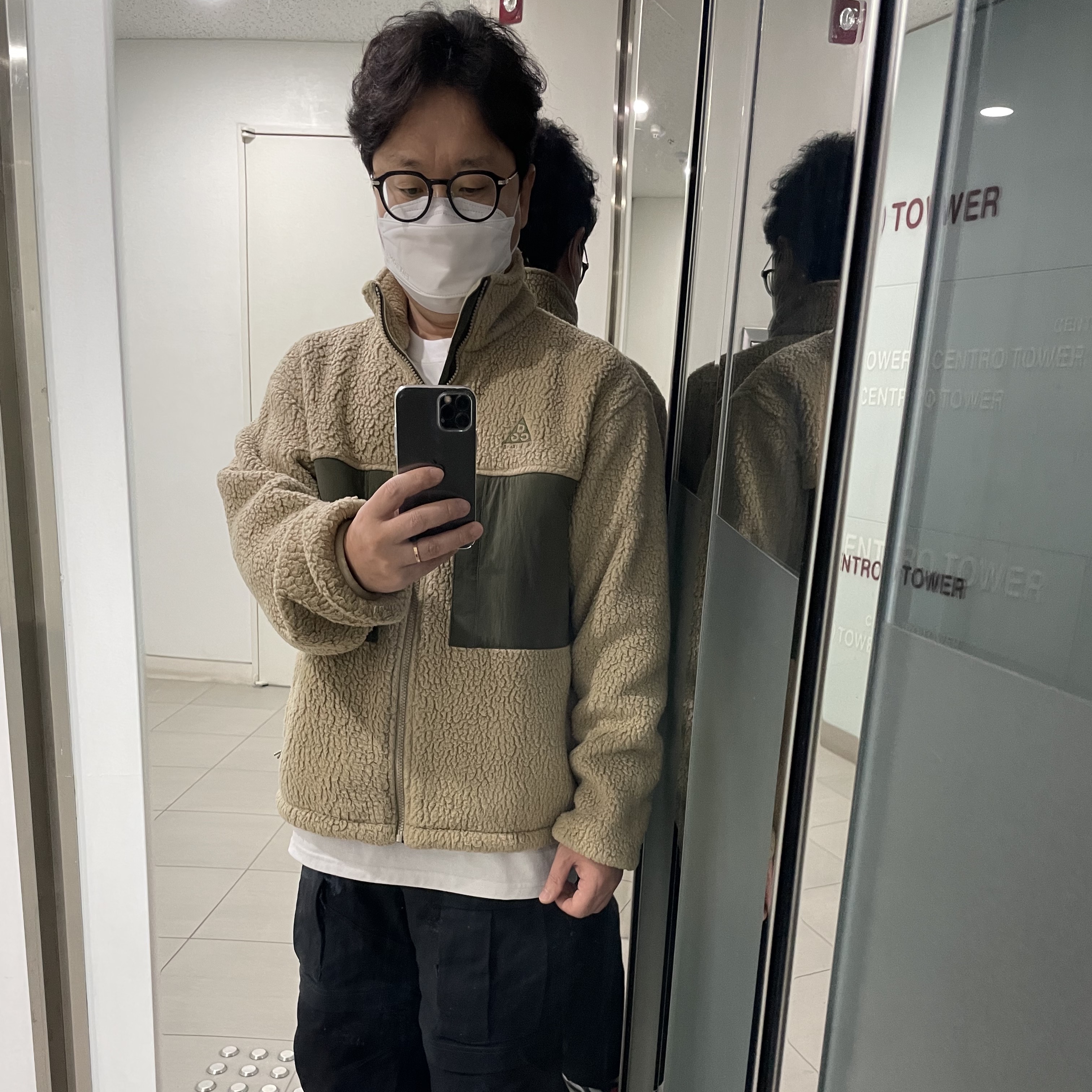 Nike ACG Smith Summit Cargo Pants Black Summit White - Asia, Nike ACG Microfleece Jacket Khaki - Asia 착용 스타일 - 3