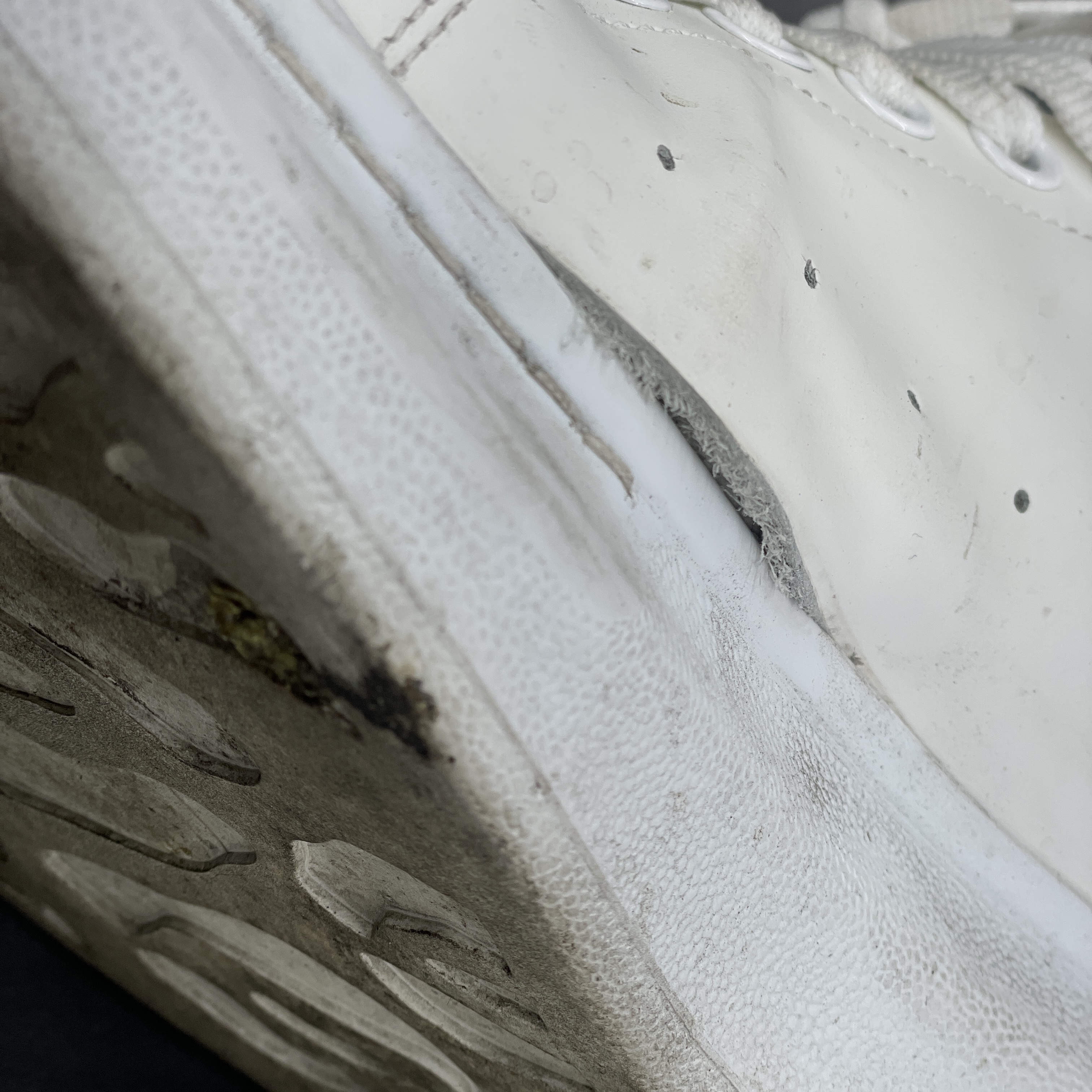 Alexander McQueen Oversized Sneakers White Black 착용 스타일 - 1