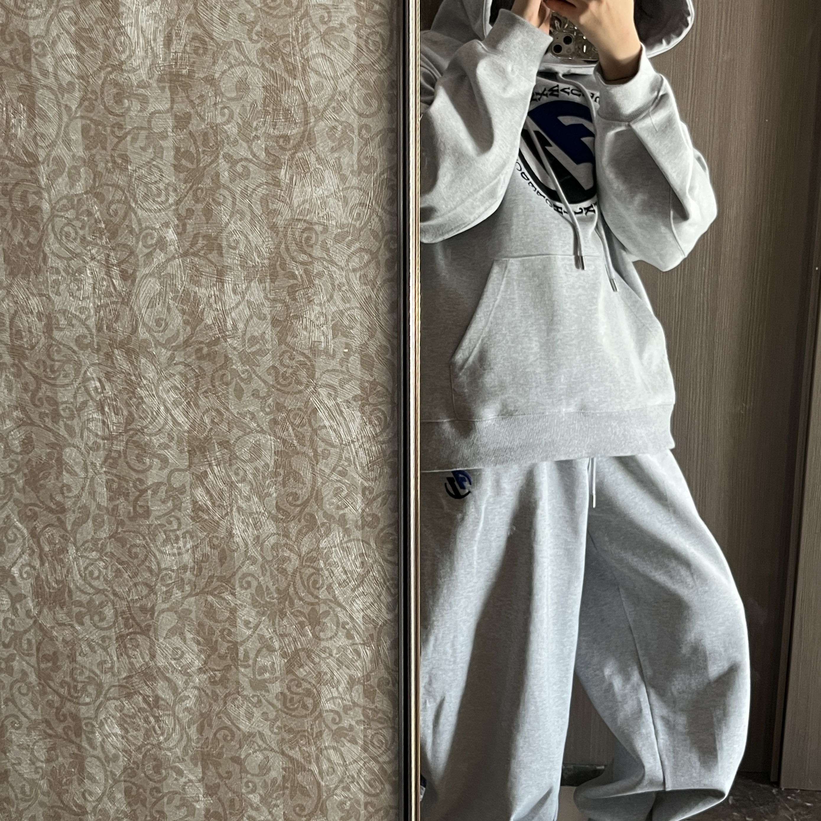 Zara x Ader Error Jogger Pants Grey, Zara x Ader Error Embroidery Hooded Sweatshirt Grey 착용 스타일 - 4