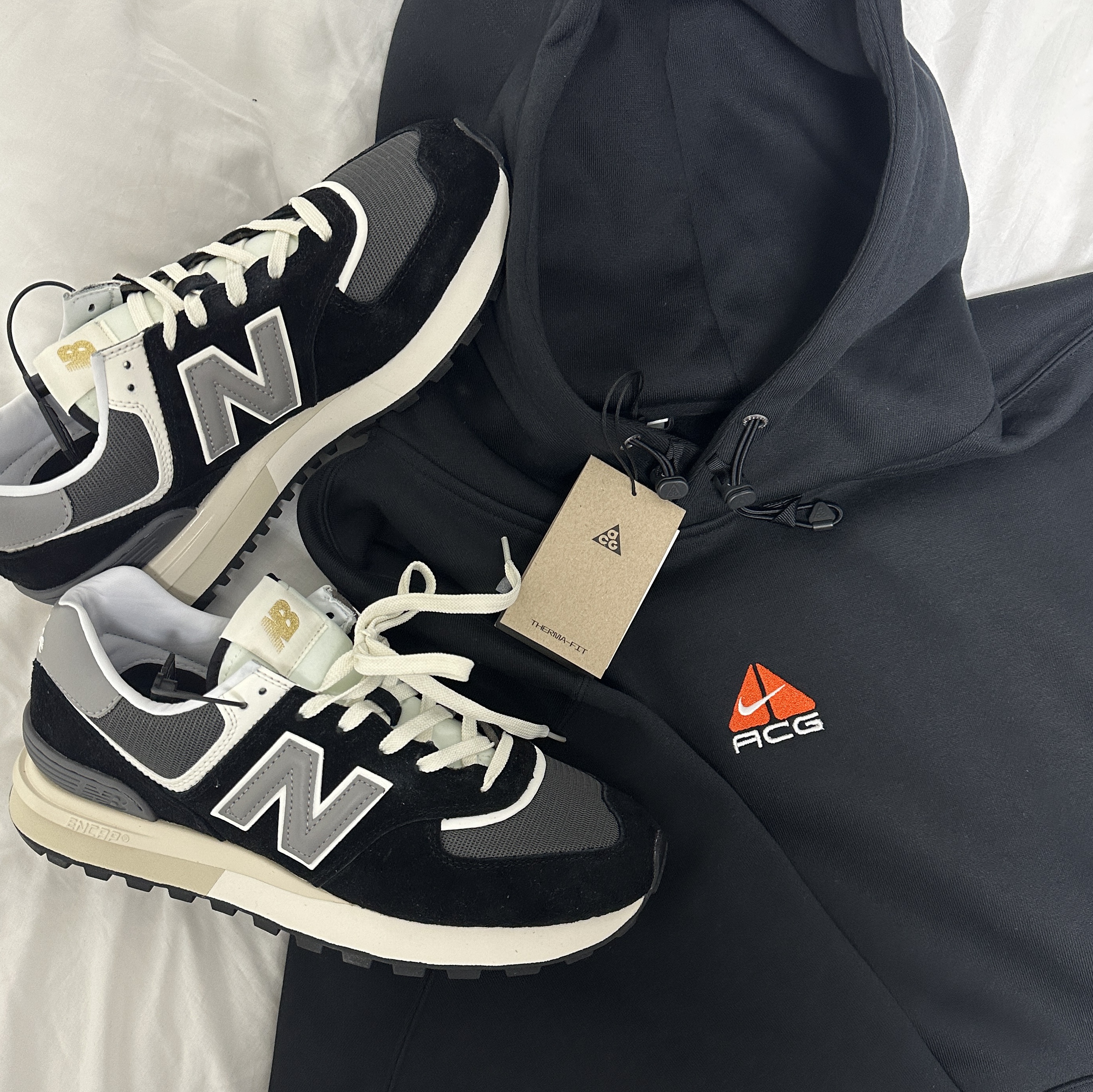 New Balance 574 Legacy Black, Nike ACG Therma-Fit Pullover Fleece Hoodie Black - Asia 착용 스타일 - 2
