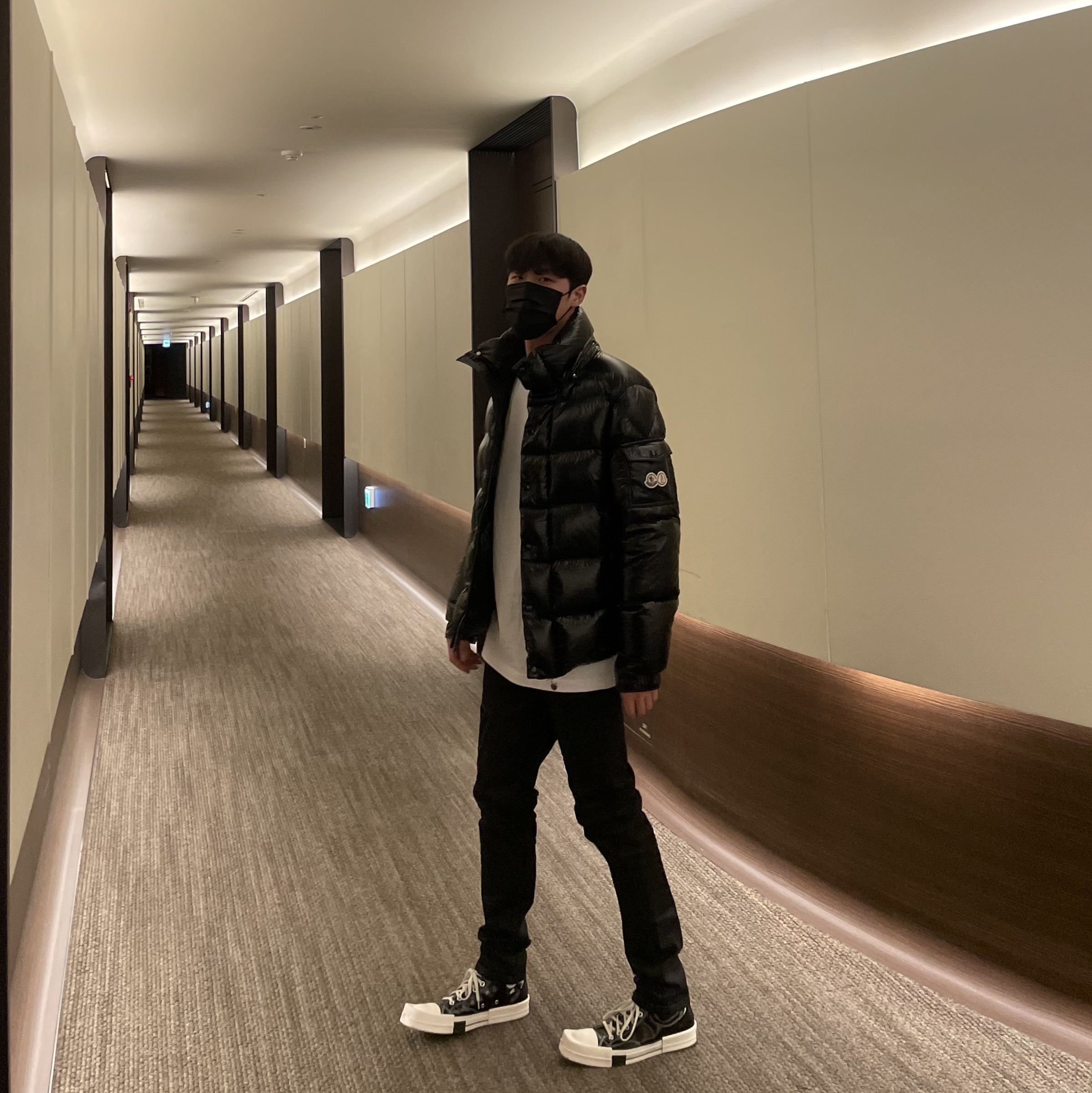 Moncler Maya 70 Short Down Jacket Black - 22FW 착용 스타일 - 1