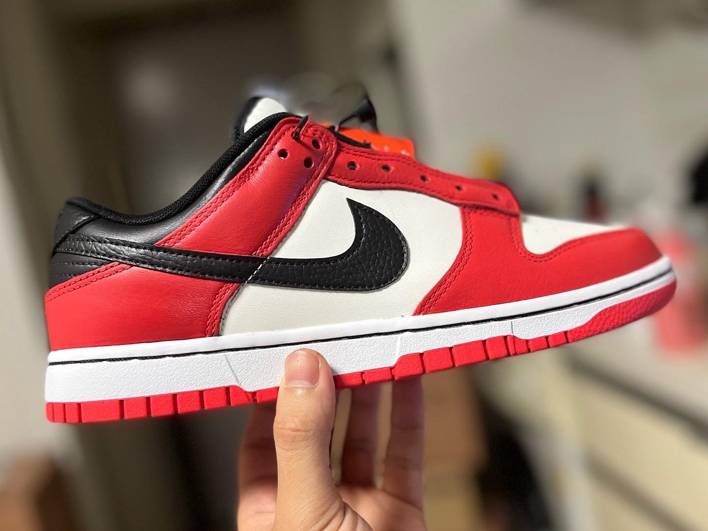 Nike x NBA Dunk Low Retro EMB Black and Chile Red 착용 스타일 - 1